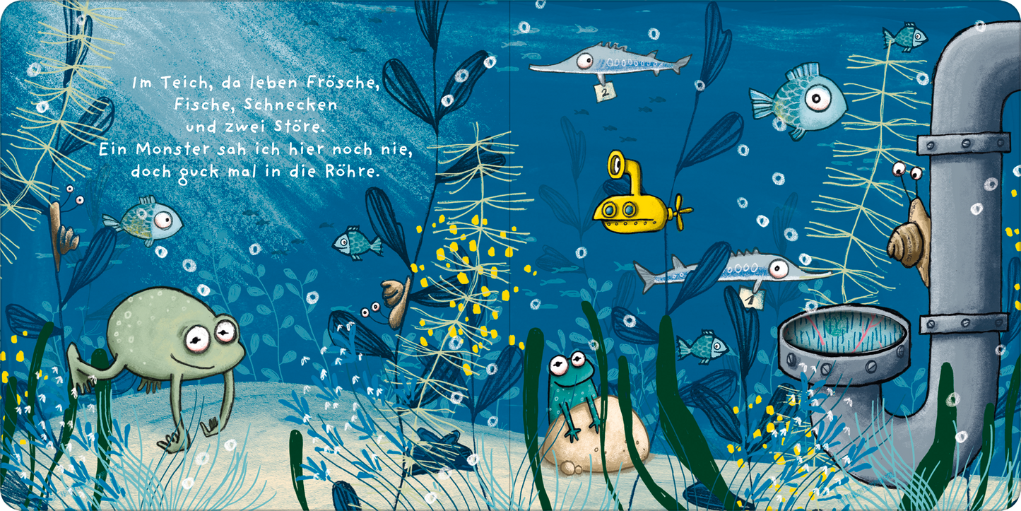 Gezeigt wird eine Innen- oder Zusatzansicht von „Finger weg!“. Die Illustration zeigt eine lebendige Unterwasserwelt in verschiedenen Blautönen mit grünen Wasserpflanzen. Es sind zahlreiche Tiere abgebildet, darunter Frösche, Fische und Schnecken. In der linken unteren Ecke lacht ein runder, grüner Frosch. Oben rechts schwebt ein gelbes, lächelndes U-Boot. Der Text ist in großer, klarer Schrift in Weiß gehalten und lautet: „Im Teich, da leben Frösche, Fische, Schnecken und zwei...