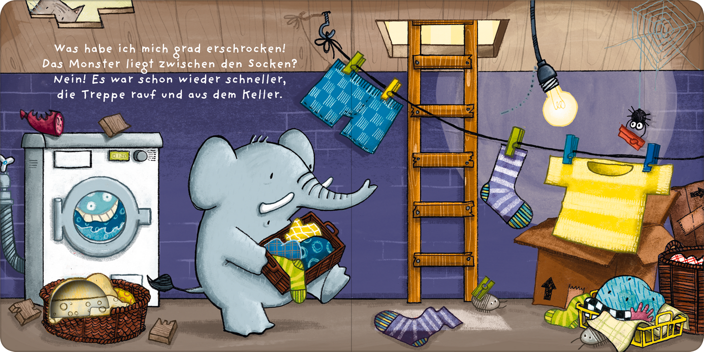Gezeigt wird eine Innenansicht von „Finger weg!“. Zu sehen ist ein Elefant, der mit einem bunten Kleidungsstück beschäftigt ist. Der Hintergrund ist in gedeckten Farben gehalten, wobei eine Waschmaschine und ein Regal im Bildraum sichtbar sind. An einer Wäscheleine hängen verschiedenfarbige Strümpfe. Eine Glühbirne sorgt für warme Beleuchtung, während eine Kiste und verschiedene Spielsachen zu sehen sind, was eine lebendige, kindgerechte Atmosphäre schafft. Die Typografie im oberen...