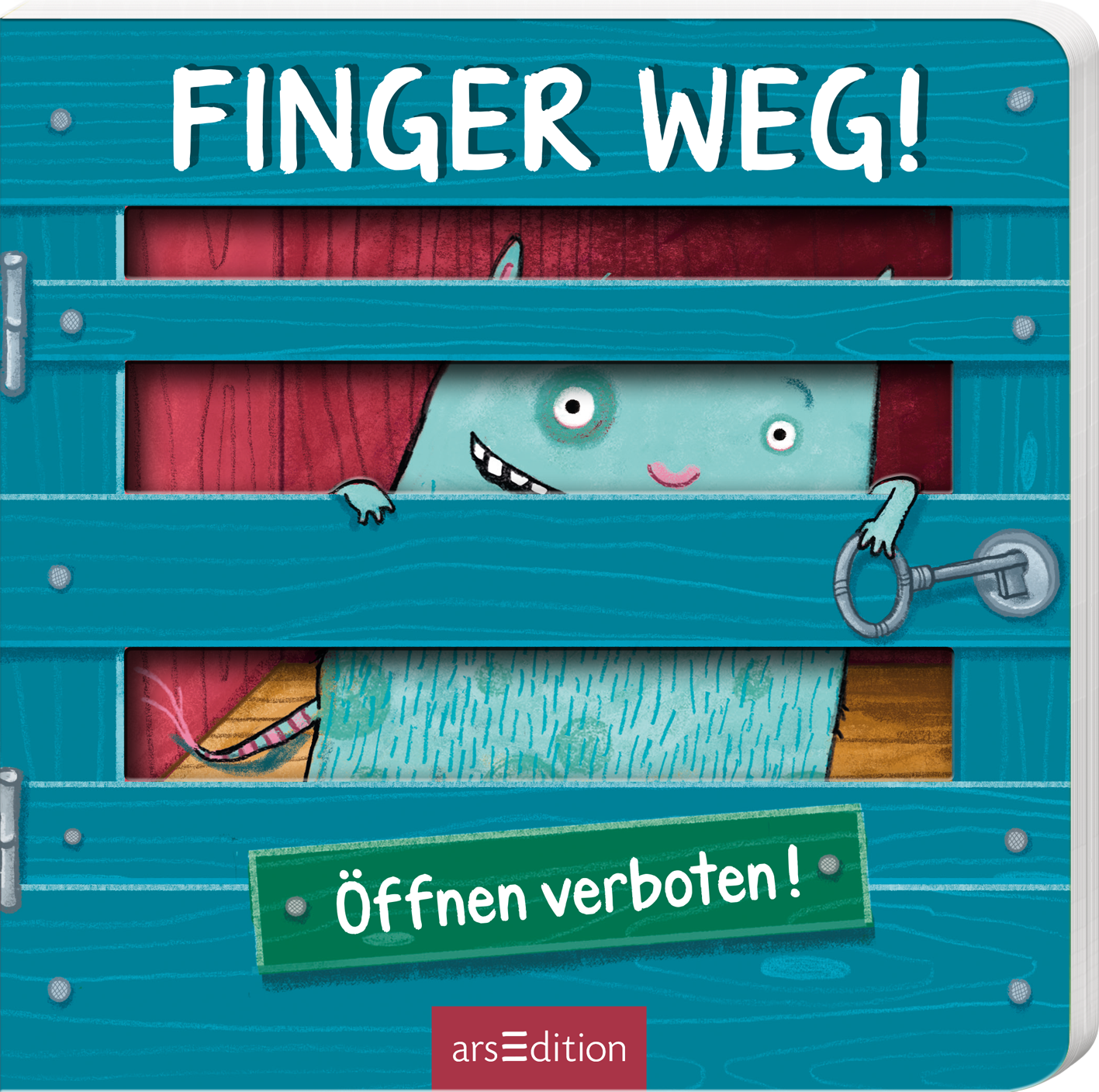 Das Buchcover zeigt eine farbenfrohe, illustrierte Darstellung mit einem von Schrauben gehaltenen Holztor in Türkis. Durch einen Spalt ist das Gesicht eines fröhlichen, mintgrünen Monsters mit großen Augen und einem breiten Grinsen zu sehen. Über dem Tor steht in kräftiger, weißer Schrift „FINGER WEG!“. Darunter befindet sich ein grünes Schild mit der Aufschrift „Öffnen verboten!“. Ganz unten mittig steht der Logoschriftzug von arsEdition.
