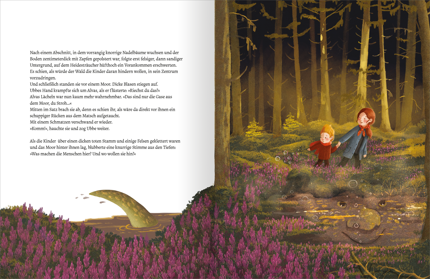 Gezeigt wird eine Innen- oder Zusatzansicht von „Der Schrat“. Die Illustration zeigt zwei Kinder, die durch einen märchenhaften Wald laufen. Das Bild ist in sanften, warmen Farben gehalten, mit einer dominierenden Grün- und Violetttönung. Im Vordergrund sind blühende lila Pflanzen und ein schimmerndes Gewässer zu sehen. Im Gewässer versteckt sich ein Moor-Wesen. Das Bild zeigt ein Gesicht und eine Flosse. Im Hintergrund erstrecken sich hohe, dunkle Baumstämme, die eine geheimnisvolle...