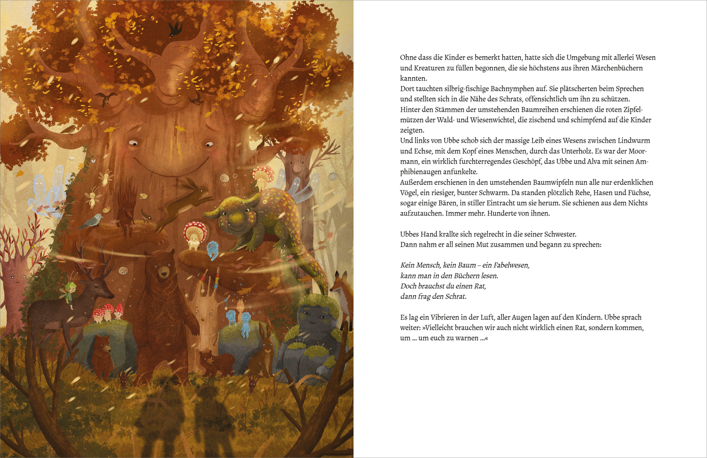 Gezeigt wird eine Innen- oder Zusatzansicht von „Der Schrat“. Die Illustration zeigt einen großen, lächelnden Baum, eine Eiche, mit einem freundlichen Gesicht, umgeben von bunten, fantasievollen Kreaturen wie Zwergen, Nymphen und Waldtieren wie einem Bär, Hasen, einem Fuchs und Hirsch. Im Vordergrund befindet sich der Schatten von zwei Kindern. Die Farben sind warm und einladend, mit zahlreichen erdigen Tönen in Braun und Grün sowie hellen Akzenten in Blau und Orange. Die Typografie...