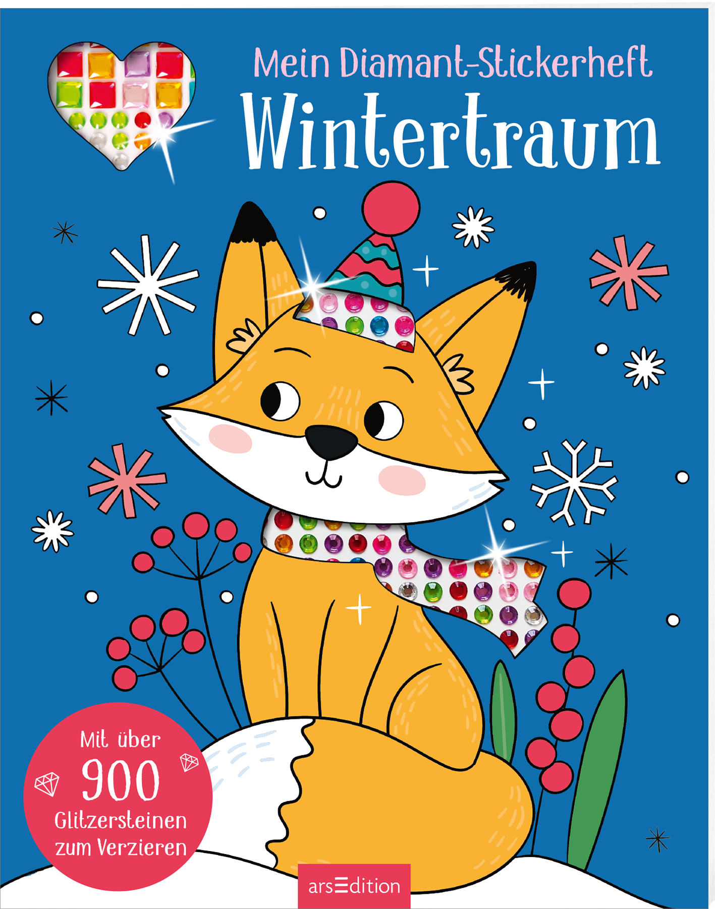 Zu sehen ist die 3D-Ansicht des Titels. Das Buchcover zeigt einen freundlichen, cartoonhaften Fuchs mit orangefarbenem Fell, der einen bunten Schal trägt, der nur aus Diamantstickern besteht. Die Hintergrundfarbe ist ein strahlendes Blau, das mit weißen Schneeflocken und roten Beeren verziert ist. Oben auf dem Cover steht in großen Buchstaben „Mein Diamant-Stickerheft Wintertraum“. Links oben ist ein Herz zu sehen, das ein Fenster zum dahinterliegenden Stickerbogen darstellt. Unten links...