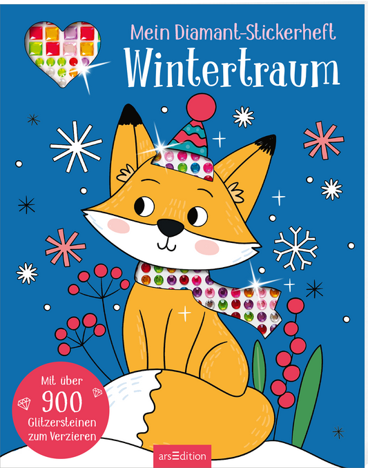 Zu sehen ist die 3D-Ansicht des Titels. Das Buchcover zeigt einen freundlichen, cartoonhaften Fuchs mit orangefarbenem Fell, der einen bunten Schal trägt, der nur aus Diamantstickern besteht. Die Hintergrundfarbe ist ein strahlendes Blau, das mit weißen Schneeflocken und roten Beeren verziert ist. Oben auf dem Cover steht in großen Buchstaben „Mein Diamant-Stickerheft Wintertraum“. Links oben ist ein Herz zu sehen, das ein Fenster zum dahinterliegenden Stickerbogen darstellt. Unten links...