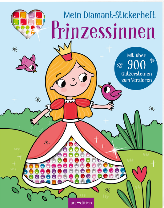 Zu sehen ist die 3D-Ansicht des Heftes. Das Buchcover zeigt ein fröhliches, illustriertes Mädchen in einem roten Prinzessinnenkleid mit einer Krone und goldblonden Haaren, das auf einer Wiese steht. Links und rechts sind zwei kleine Vögel abgebildet. Über der Figur steht der Titel „Mein Diamant-Stickerheft Prinzessinnen“ in einer verspielten Schrift. Oben links ist ein herzförmiges Element mit bunten Stickern, das die Vielfalt der Gitzersteine zeigt. Es gibt den Hinweis „Mit über...