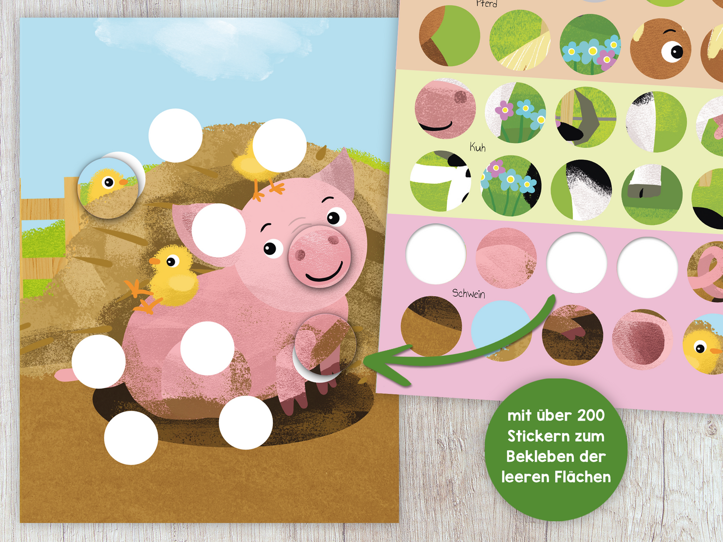Gezeigt wird eine Innen- oder Zusatzansicht von „Meine Puzzle-Sticker – Bauernhof“. Auf der linken Seite ist ein freundlich lächelndes, rosa Schwein mit zwei gelben Küken abgebildet, umgeben von einer ländlichen Landschaft in warmen Brauntönen und frischem Grün. Abenteuerliche Szenen sind durch leere, runde Flächen zur Beklebung mit über 200 Stickern angedeutet. Rechts sind die Sticker in verschiedenen Farben und Formen angeordnet, mit einer klaren, spielerischen Typografie in...