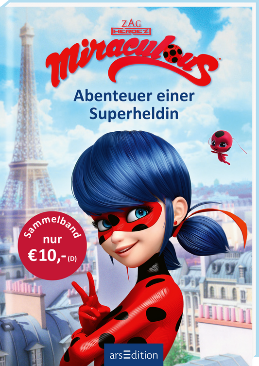 Das Cover zeigt eine Superheldin im Vordergrund. Sie hat leuchtend blaue Haare und trägt ein rotes Kostüm mit schwarzen Punkten, während ihre Maske die Augen betont. Im Hintergrund sind die Gebäude von Paris mit dem Eiffelturm sichtbar. Oben steht der Titel „Miraculous“ in einer fröhlichen, verspielten Schriftart, gefolgt von „Abenteuer einer Superheldin“. Ein roter Button mit dem Text „Sammelband nur €10,-“ ist prominent platziert. Ganz unten mittig steht der Logoschriftzug...