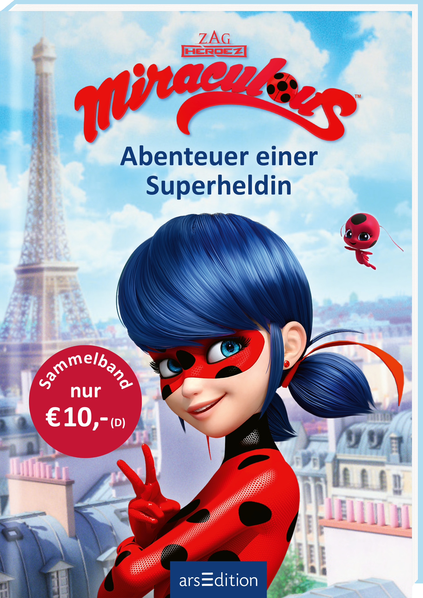Das Cover zeigt eine Superheldin im Vordergrund. Sie hat leuchtend blaue Haare und trägt ein rotes Kostüm mit schwarzen Punkten, während ihre Maske die Augen betont. Im Hintergrund sind die Gebäude von Paris mit dem Eiffelturm sichtbar. Oben steht der Titel „Miraculous“ in einer fröhlichen, verspielten Schriftart, gefolgt von „Abenteuer einer Superheldin“. Ein roter Button mit dem Text „Sammelband nur €10,-“ ist prominent platziert. Ganz unten mittig steht der Logoschriftzug...