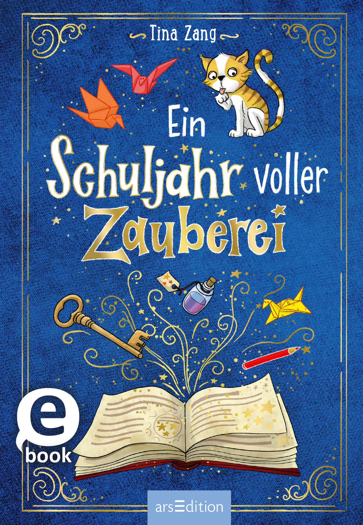 Das Buchcover zeigt einen tiefblauen Hintergrund, der an einen magischen Nachthimmel erinnert. Zentral abgebildet ist ein geöffnetes Buch, aus dem funkelnde Sterne und verschiedene magische Utensilien wie ein Schlüssel, eine Tinte und ein Stift emporsteigen. Oben in der Mitte ist eine neugierige Katze abgebildet. Der Titel „Ein Schuljahr voller Zauberei“ ist in verschnörkelter Schrift gestaltet. Unten links befindet sich ein „eBook“-Button. Ganz unten mittig steht der Logoschriftzug...