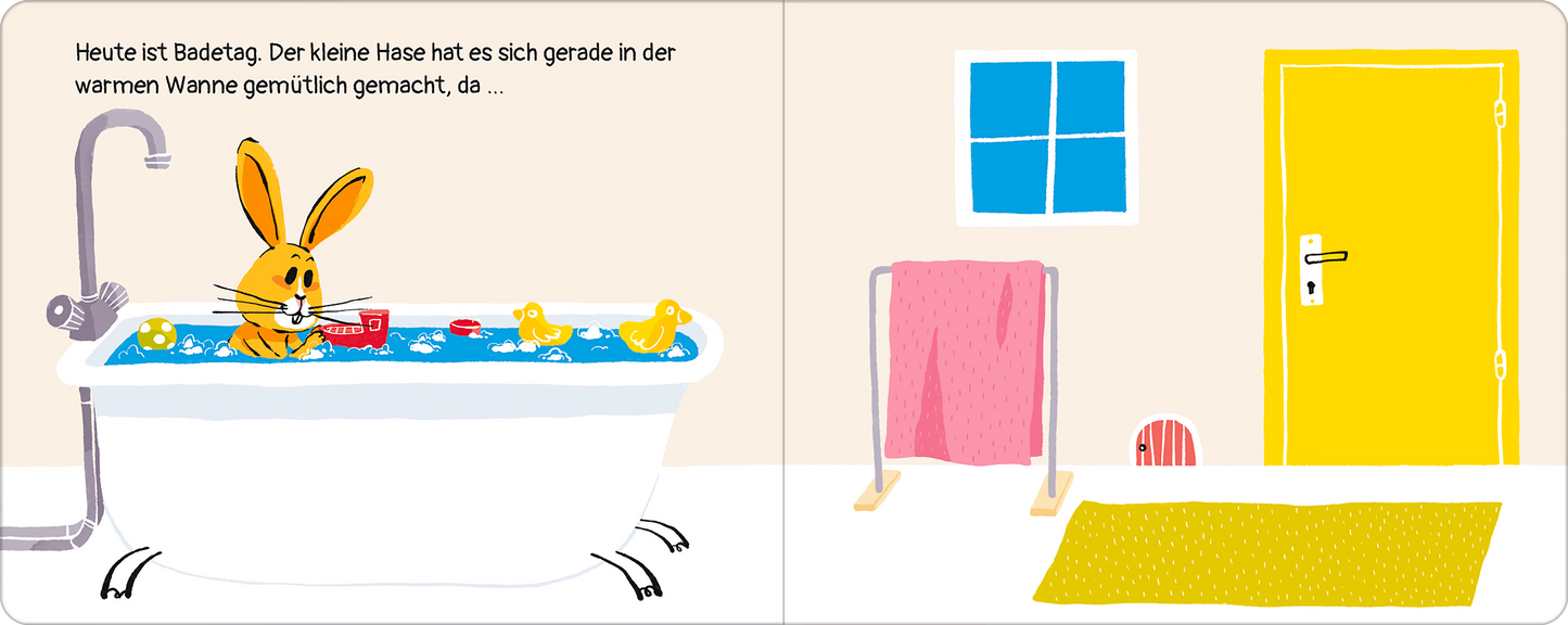 Gezeigt wird eine Innenansicht von „Platsch!“. In der Bildmitte sitzt ein kleiner, orangefarbener Hase in einer weißen Badewanne voller blauen Wassers, umgeben von gelben Gummienten. Die Wand ist in einem sanften Gelbton gehalten, und ein großes Fenster mit blauen Fensterrahmen lässt Licht herein. Rechts steht eine hellgelbe Tür, daneben hängt ein pinkes Handtuch auf einem Gestell. Der Boden ist in neutralen Farben gehalten, was die fröhliche Szenerie unterstreicht.