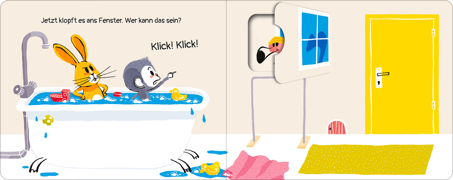 Gezeigt wird eine Innen- oder Zusatzansicht von „Platsch!“. In dieser bunten Szene sitzen ein Hase und ein Pinguin in einer Badewanne, umgeben von Wasser und gelben Entchen. Der Hase zeigt neugierig auf das Fenster, während der Pinguin aufgeregt mit einem „Klick! Klick!“ reagiert. Im Hintergrund ist eine gelbe Tür sowie ein Fenster mit blauen Fensterläden abgebildet. Die Farbgestaltung ist fröhlich und einladend, mit leuchtenden Gelbtönen und sanften Blautönen.