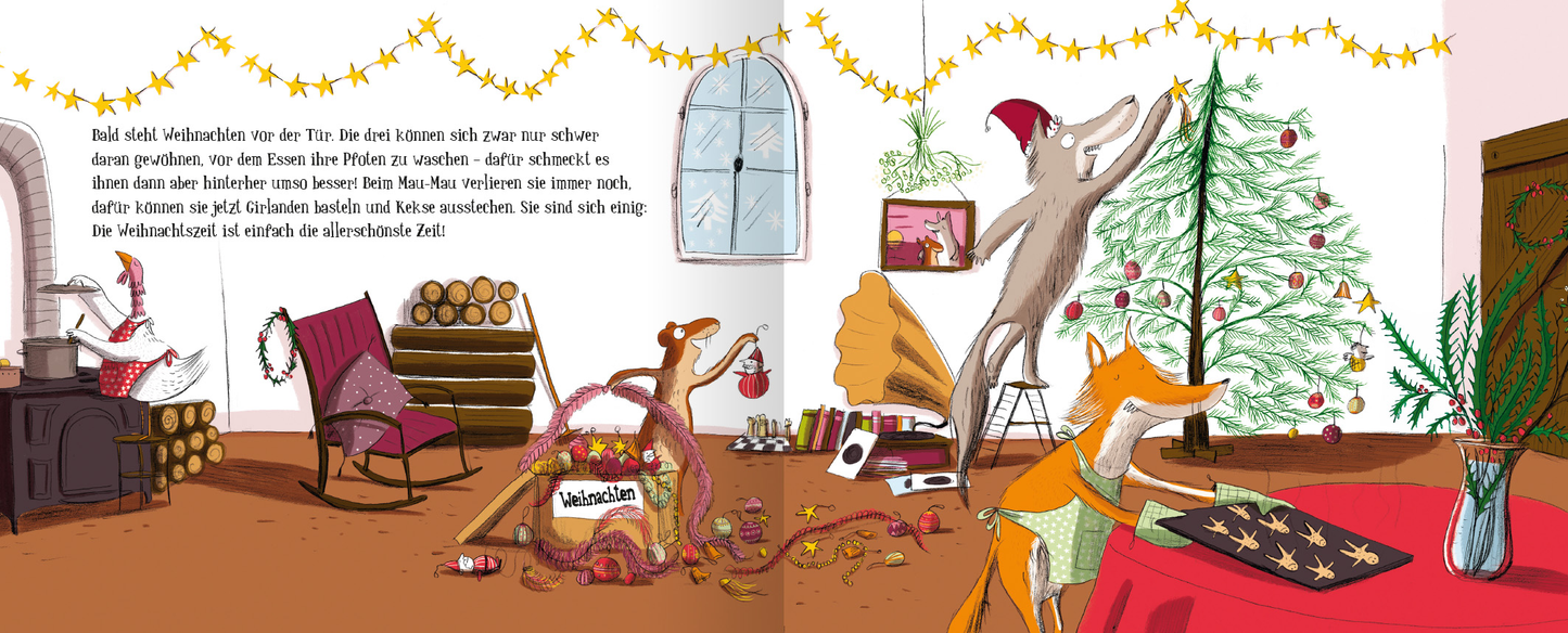 Gezeigt wird eine Innen- oder Zusatzansicht von „Wie sich die Weihnachtsgans vor dem Ofen rettete“. Das Bild zeigt eine festlich geschmückte Stube mit einem Weihnachtsbaum, umgeben von bunten Lichtern und Girlanden. Ein roter Tisch steht zentral, auf dem Geschenke und eine dekorierte Box liegen. In der Ecke befinden sich Holzscheite, und ein gemütlicher Sessel lädt zum Verweilen ein. Die warmen Farben sorgen für eine einladende und fröhliche Atmosphäre.