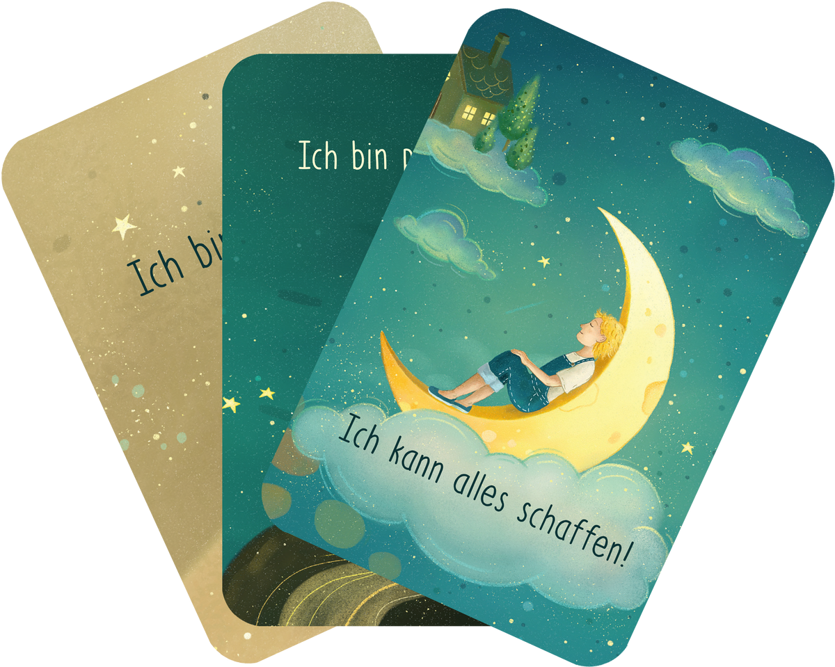 Gezeigt wird eine Innenansicht von „Affirmationskarten“. Zu sehen ist ein Kartenfächer aus drei Karten. Die Karten sind in sanften Farben gehalten, vorwiegend in Blau-, Grün- und Gelbtönen. Die vorderste Karte rechts zeigt ein Kind auf einem Mond mit dem Text „Ich kann alles schaffen!“. Die zwei anderen Karten sind nur angeschnitten und ihre Motive verschwinden im Kartenfächer. Sie enthalten ebenfalls eine positive Botschaft, die sich harmonisch in das Gesamtbild einfügt.