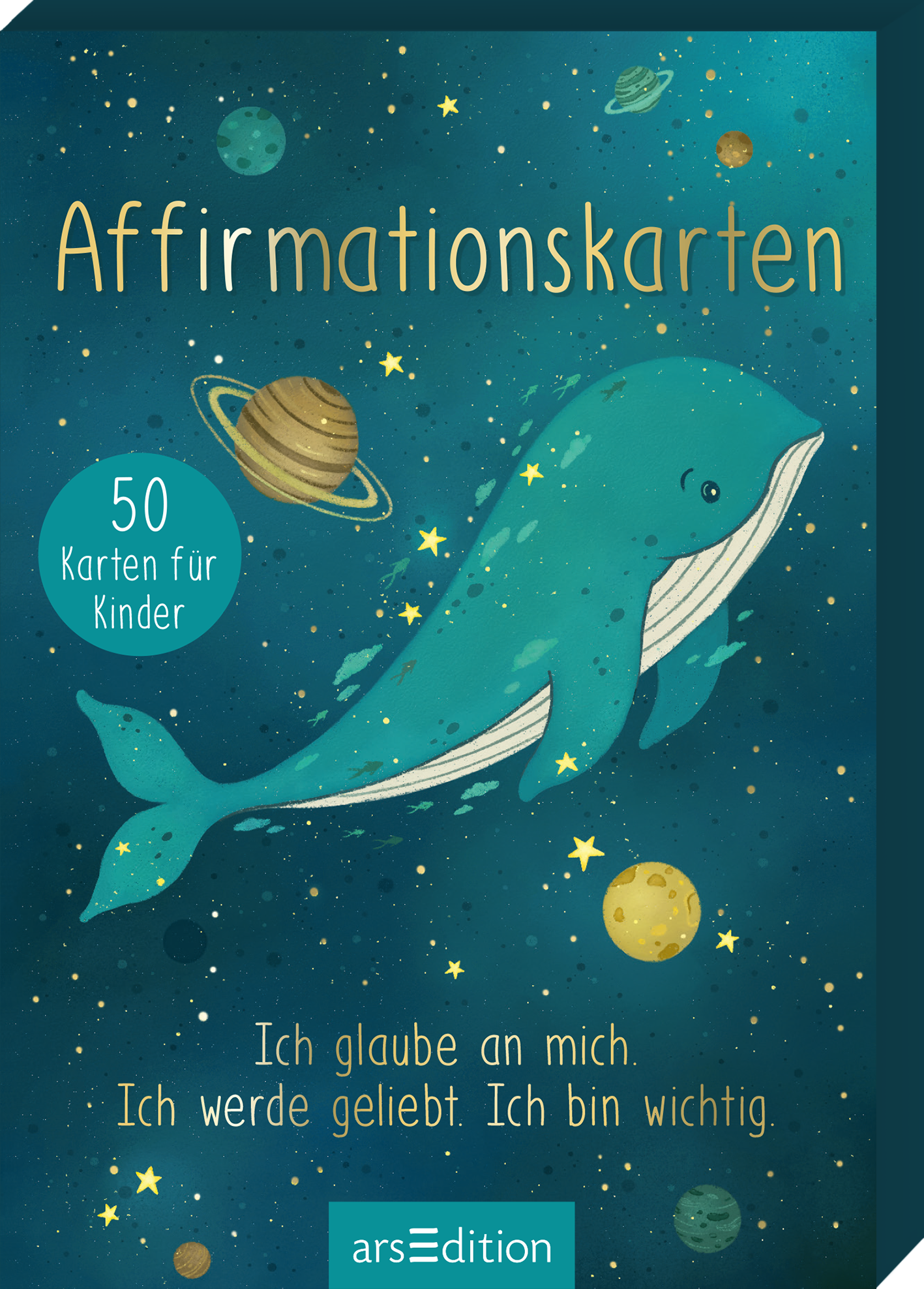 Das Buchcover zeigt einen großen, illustrierten Wal in sanften Blau- und Türkistönen vor einem tiefdunklen Hintergrund. Um den Wal sind Planeten und Sterne verteilt, was eine verträumte Atmosphäre erzeugt. Oben steht in goldener Schrift „Affirmationskarten“, gefolgt von dem Text „50 Karten für Kinder“ in einem blauen Kreis. Darunter befinden sich die affirmierenden Aussagen: „Ich glaube an mich. Ich werde geliebt. Ich bin wichtig.“ Ganz unten mittig steht der Logoschriftzug...