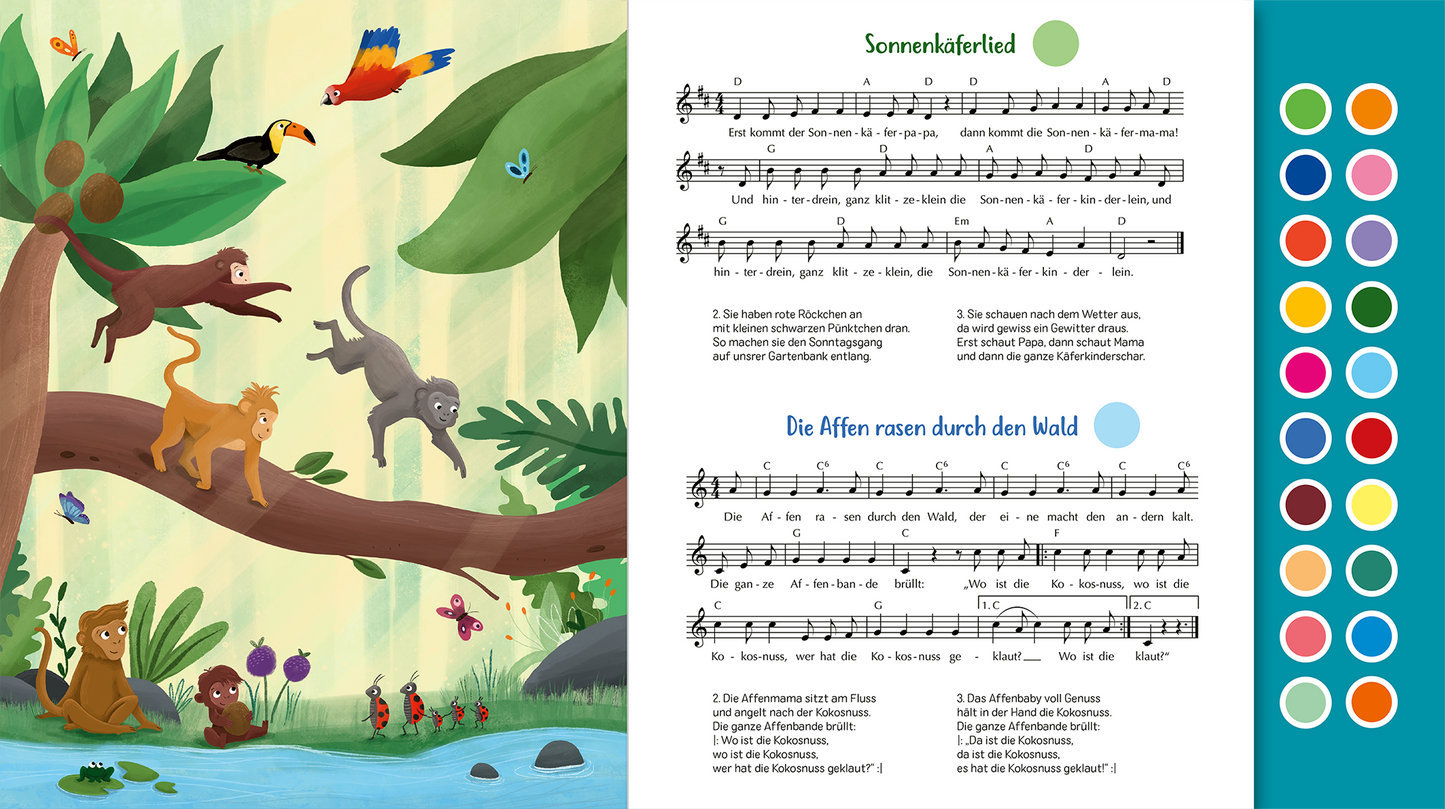 Gezeigt wird eine Innen- oder Zusatzansicht von „Sing mit!“. Auf der linken Seite ist eine farbenfrohe Illustration eines Dschungel-Szenarios mit verschiedenen Tieren, darunter Affen, die auf einem Baumstamm spielen. Die Farbpalette umfasst lebendige Grüntöne, warme Brauntöne und kräftige Akzente durch Vögel. Auf der rechten Seite befinden sich Notenblätter mit den Liedtexten „Sonnenkäferlied“ und „Die Affen rasen durch den Wald“ in klarer, gut lesbarer Schrift. Die...