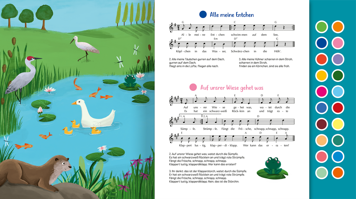 Gezeigt wird eine Innen- oder Zusatzansicht von „Sing mit!“. Auf der linken Seite ist eine bunte, farbenfrohe Illustration eines Teichs mit verschiedenen Tieren wie einem Graureiher und einer weißen Ente zu sehen. Die rechte Seite enthält Notenblätter mit Kinderliedern, die in klarer, gut lesbarer Typografie gesetzt sind. Die Farben der Noten sind in lebendigen Tönen wie Blau, Pink und Gelb gehalten, um die Aufmerksamkeit zu fördern. Der Hintergrund ist überwiegend dunkelgrün, was...