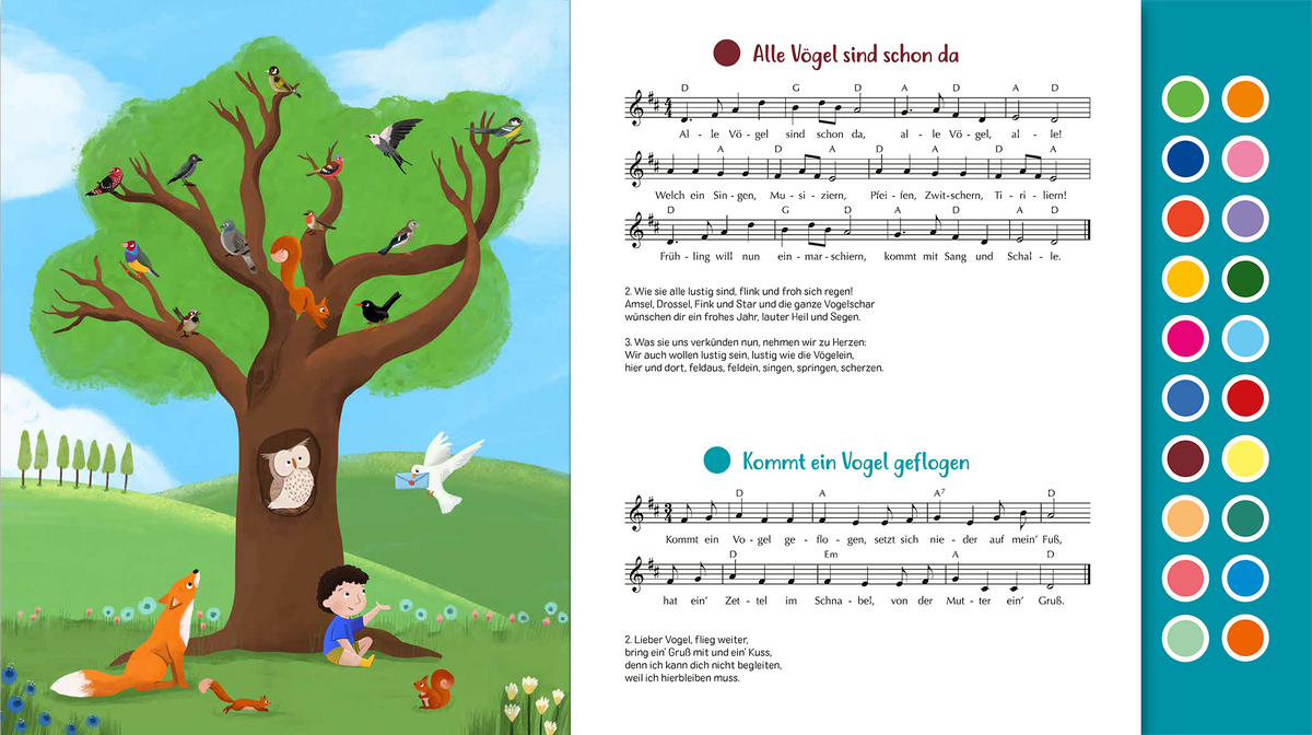 Gezeigt wird eine Innen- oder Zusatzansicht von „Sing mit!“. Links ist ein großer, grüner Baum zu sehen, vor dem ein Junge sitzt, umgeben von bunten Blumen und Tieren. Auf dem Baum sitzen verschiedene Vögel. Die rechte Seite zeigt Liedtexte mit Notensätzen in zwei Farben: rot für „Alle Vögel sind schon da“ und blau für „Kommt ein Vogel geflogen“. Die Schrift ist klar und gut lesbar, im Hintergrund erstreckt sich eine freundliche, hügelige Landschaft unter blauem Himmel....