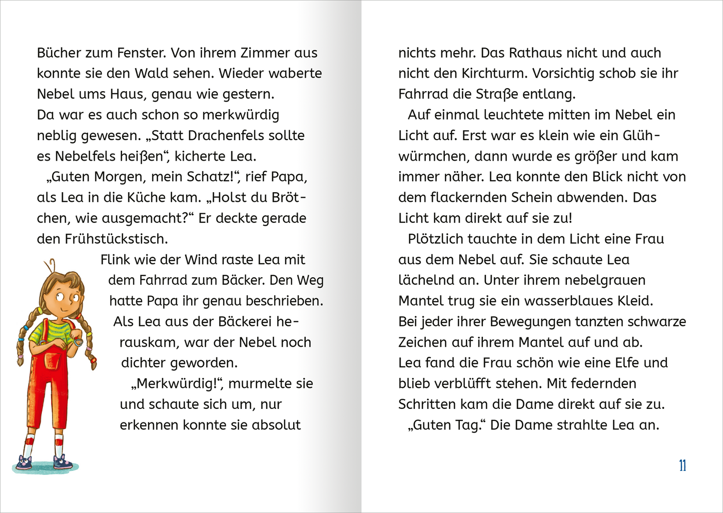 Gezeigt wird eine Innen- oder Zusatzansicht von „Retter der Drachen – Sei schnell wie der Wind!“. Die Seite zeigt eine farbenfrohe Illustration eines Mädchens auf einem Fahrrad, das fröhlich durch eine neblige Landschaft fährt. Die Farben sind lebhaft, mit dominanten Tönen von Blau und Grün. Die Typografie ist klar und gut lesbar, mit verschiedenen Schriftgrößen, die die Dialoge der Charaktere hervorheben. Links befindet sich eine Textpassage, die die Handlung beschreibt.