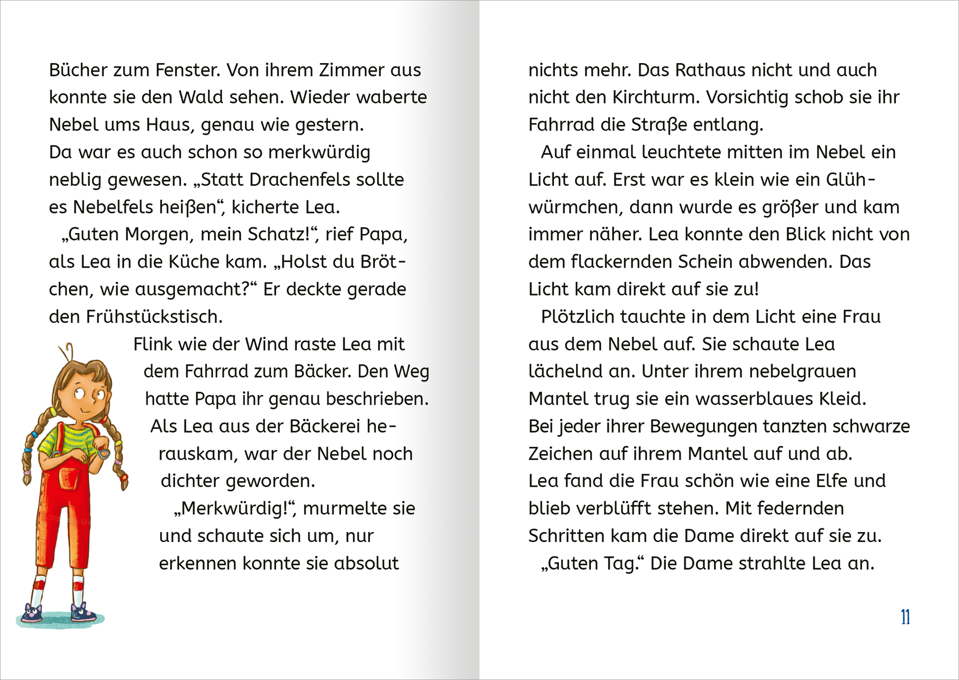 Gezeigt wird eine Innen- oder Zusatzansicht von „Retter der Drachen – Sei schnell wie der Wind!“. Die Seite zeigt eine farbenfrohe Illustration eines Mädchens auf einem Fahrrad, das fröhlich durch eine neblige Landschaft fährt. Die Farben sind lebhaft, mit dominanten Tönen von Blau und Grün. Die Typografie ist klar und gut lesbar, mit verschiedenen Schriftgrößen, die die Dialoge der Charaktere hervorheben. Links befindet sich eine Textpassage, die die Handlung beschreibt.