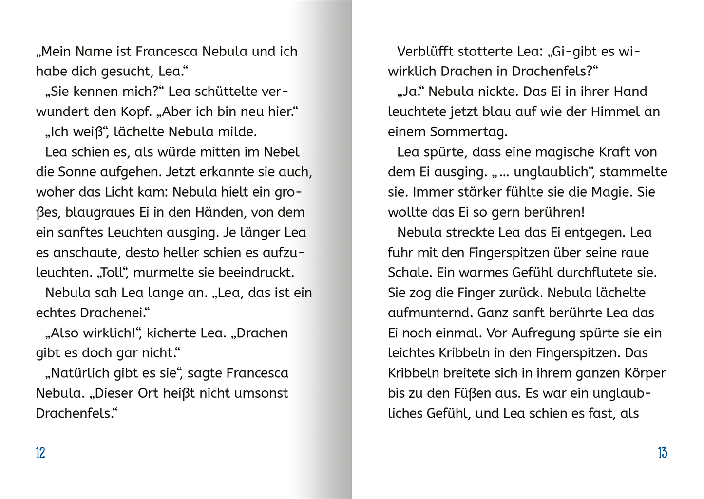 Gezeigt wird eine Innen- oder Zusatzansicht von „Retter der Drachen – Sei schnell wie der Wind!“. Die Doppelseite enthält zwei Absätze in klarer, gut lesbarer Schrift. Der Text ist in sanften Blau- und Grüntönen gehalten und wird von zarten, fantasievollen Illustrationen flankiert. Auf der linken Seite spricht eine Figur namens Francesca Nebula zu einer anderen Figur, Lea, während die rechten Seiten emotionalere Beschreibungen bereithalten. Die Typografie ist modern und...