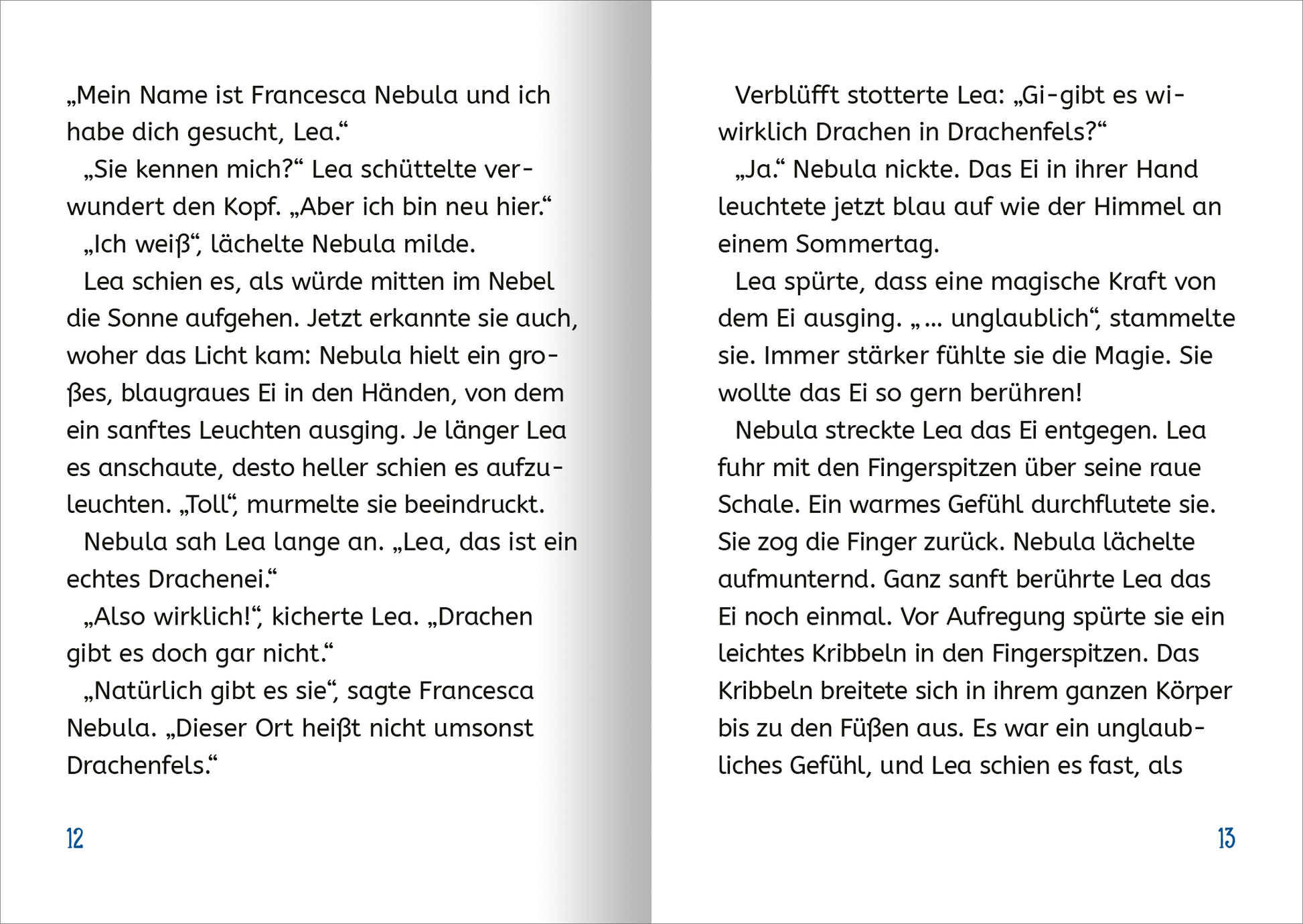 Gezeigt wird eine Innen- oder Zusatzansicht von „Retter der Drachen – Sei schnell wie der Wind!“. Die Doppelseite enthält zwei Absätze in klarer, gut lesbarer Schrift. Der Text ist in sanften Blau- und Grüntönen gehalten und wird von zarten, fantasievollen Illustrationen flankiert. Auf der linken Seite spricht eine Figur namens Francesca Nebula zu einer anderen Figur, Lea, während die rechten Seiten emotionalere Beschreibungen bereithalten. Die Typografie ist modern und...