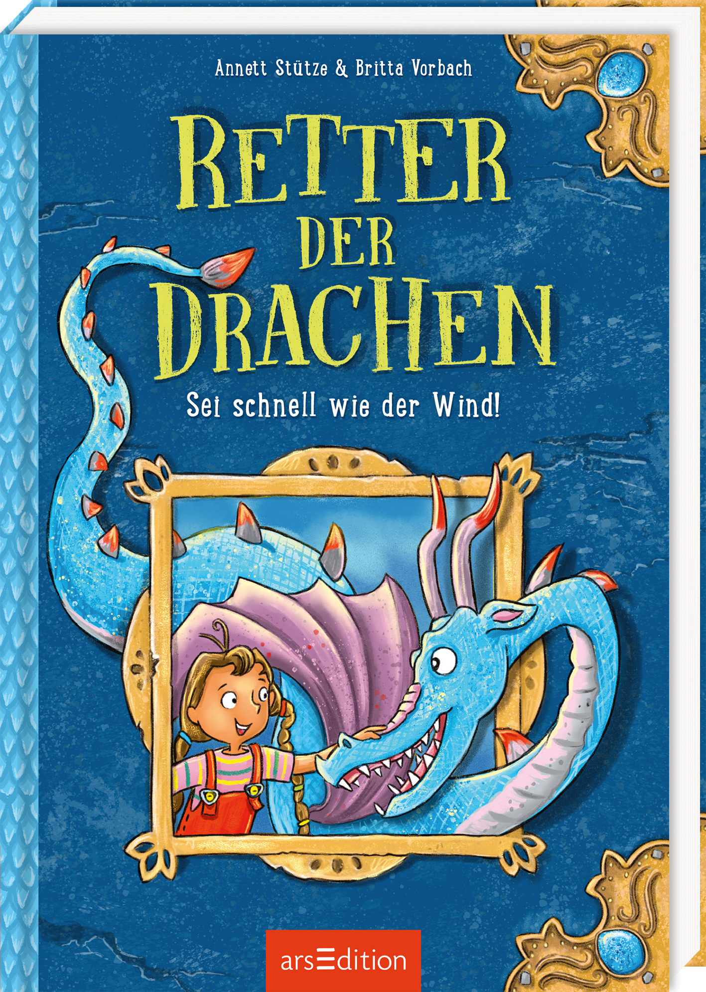 Das Buchcover zeigt einen leuchtend blauen Hintergrund mit einem verspielten, bunten Rahmen, in dem ein kleiner Junge und ein Drachen abgebildet sind. Der Junge hat kurze braune Haare und ein fröhliches Lächeln. Der Drachen hat auffällige, türkisfarbene Schuppen mit rosa Akzenten und einen bewundernden Gesichtsausdruck. Oben steht in großen, gelben Buchstaben „RETTER DER DRACHEN“, darunter steht der Untertitel „Sei schnell wie der Wind!“ in einer verschnörkelten Schrift. Ganz...