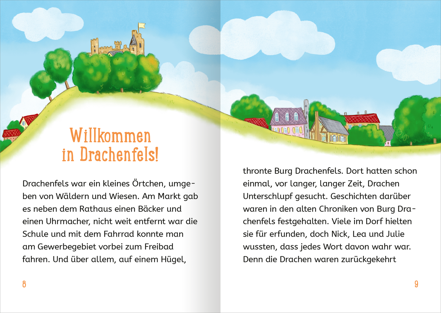 Gezeigt wird eine Innen- oder Zusatzansicht von „Retter der Drachen – Erwecke das Feuer!“. Die doppelseitige Illustration zeigt auf der linken Seite eine malerische Dorfszene mit sanften Hügeln, umgeben von grünen Wäldern und Wiesen. Der Text „Willkommen in Drachenfels!“ ist in verspielter, orangefarbener Schrift hervorgehoben. Auf der rechten Seite wird die Burg Drachenfels skizziert, mit einem hellblauen Himmel und weißen Wolken, die das märchenhafte Ambiente unterstreichen.
