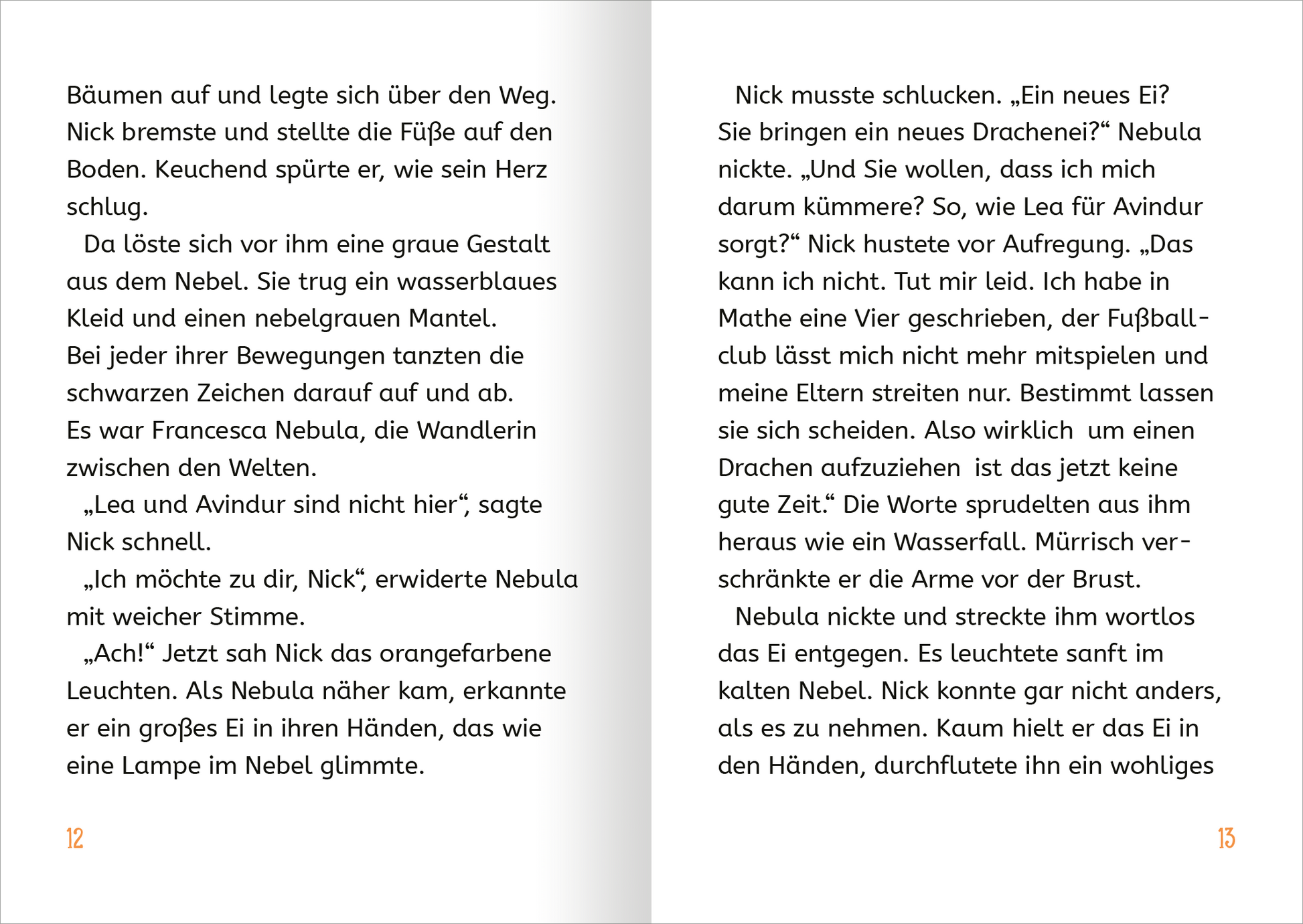 Gezeigt wird eine Innen- oder Zusatzansicht von „Retter der Drachen – Erwecke das Feuer!“. Die Seiten zeigen eine helle, freundliche Gestaltung mit einem klaren, gut lesbaren Schriftbild. Der Text ist in einer modernen Sans-Serif-Schriftart gesetzt, wobei wichtige Dialoge durch verschiedene Schriftgrößen und Stile hervorgehoben werden. Die Illustrationen in sanften Farbtönen von Blau und Grau ergänzen den Text und vermitteln eine fantasievolle Atmosphäre, die den Leser in die...