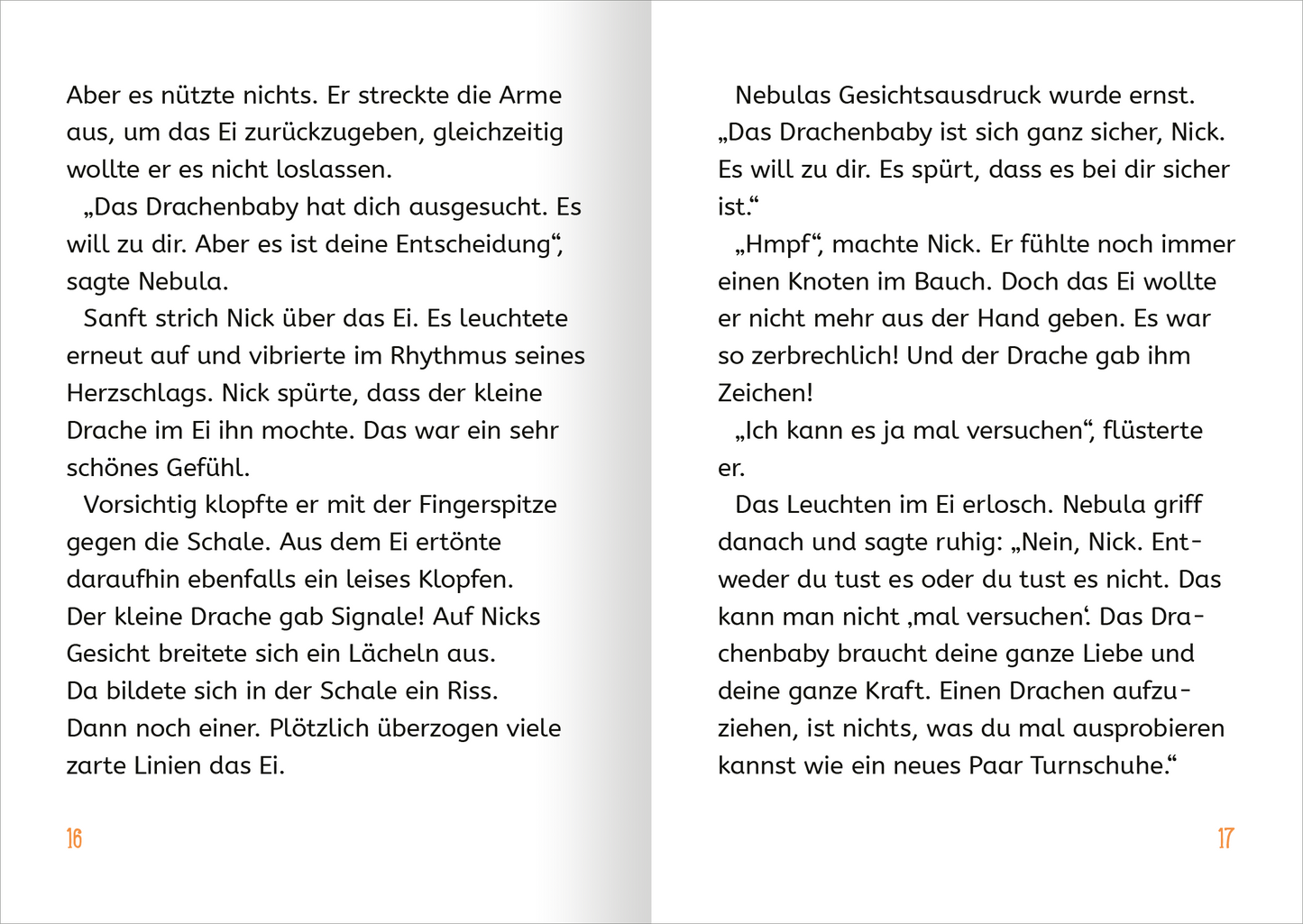 Gezeigt wird eine Innen- oder Zusatzansicht von „Retter der Drachen – Erwecke das Feuer!“. Die Doppelseite zeigt zwei Textspalten mit einem weißen Hintergrund. Die Schrift ist in einer gut lesbaren, freundlichen Serifenschrift gestaltet, welche dunkle Farben verwendet. Auf der linken Seite wird eine Geschichte über einen Jungen erzählt, der mit einem Ei interagiert. Auf der rechten Seite beschreibt er seine Gefühle und Wahrnehmungen. Zwischen den Textblöcken sind zarte Linien zu...