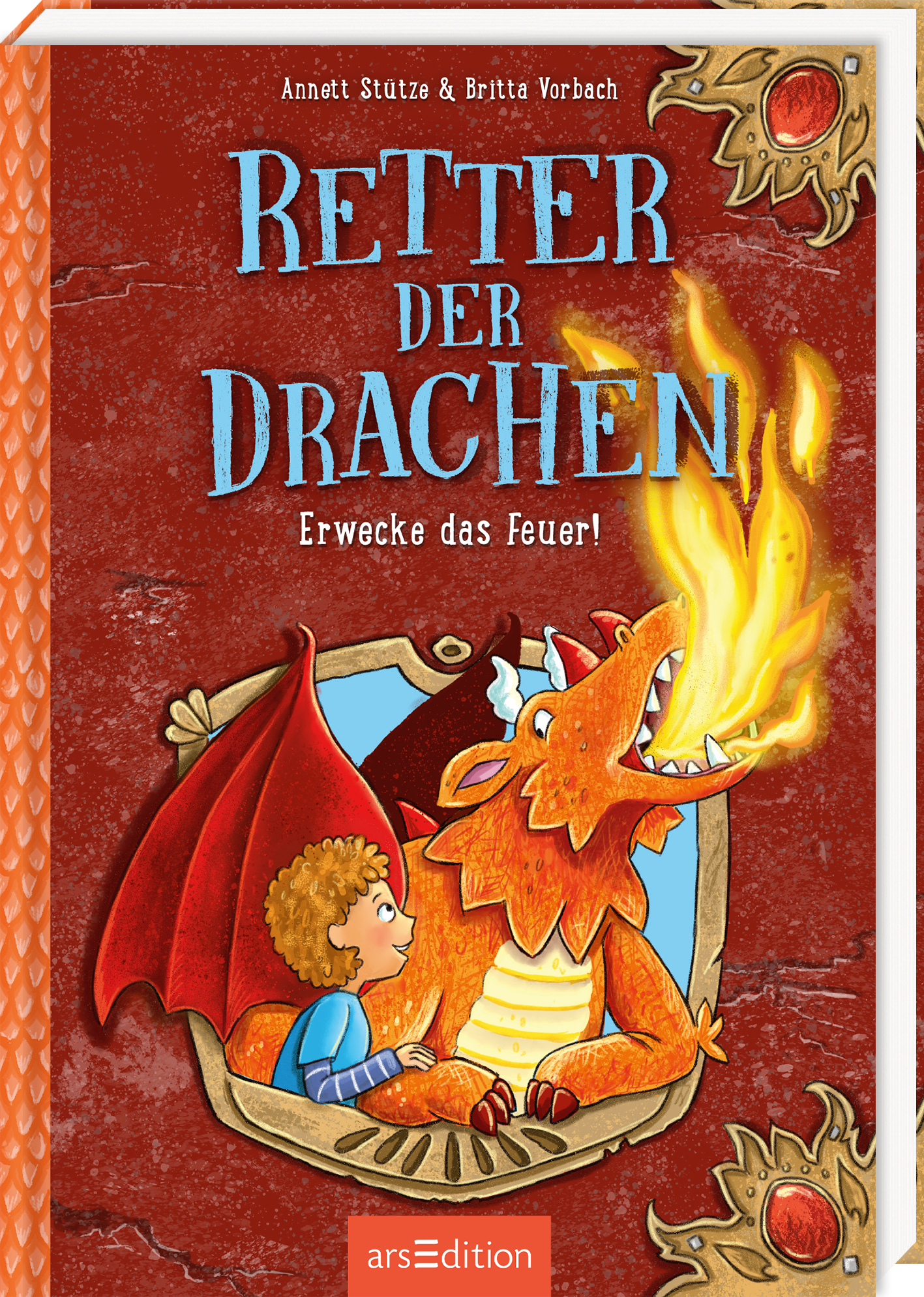 Das Buchcover zeigt einen freundlichen Drachen, der vor einem Jungen sitzt. Der Drache spuckt lebhaftes Feuer aus seinem Maul. Die Farben sind kräftig, hauptsächlich in Rot, Blau und Gelb gehalten. In stilisierten, großen Buchstaben steht der Titel „RETTER DER DRACHEN“ oben, während darunter in kleinerer Schrift „Erwecke das Feuer!“ zu lesen ist. Die Illustrationen vermitteln eine abenteuerliche und fantasievolle Atmosphäre. Ganz unten mittig steht der Logoschriftzug von arsEdition.