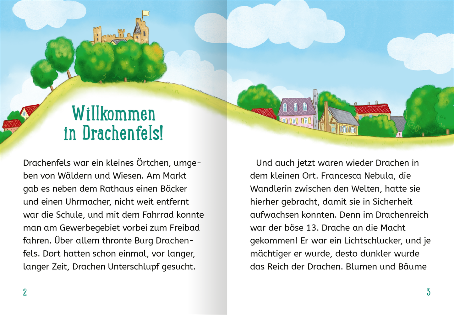 Gezeigt wird eine Innen- oder Zusatzansicht von „Retter der Drachen – Leuchte wie ein Kristall!“. Die Illustration zeigt am oberen Seitenrand die Kulisse einer idyllischen kleinen Stadt. Auf einem Berg steht eine Burg etwas erhöht. Am Fuße des Berges stehen kleine Häuser. Die Farben sind bunt.