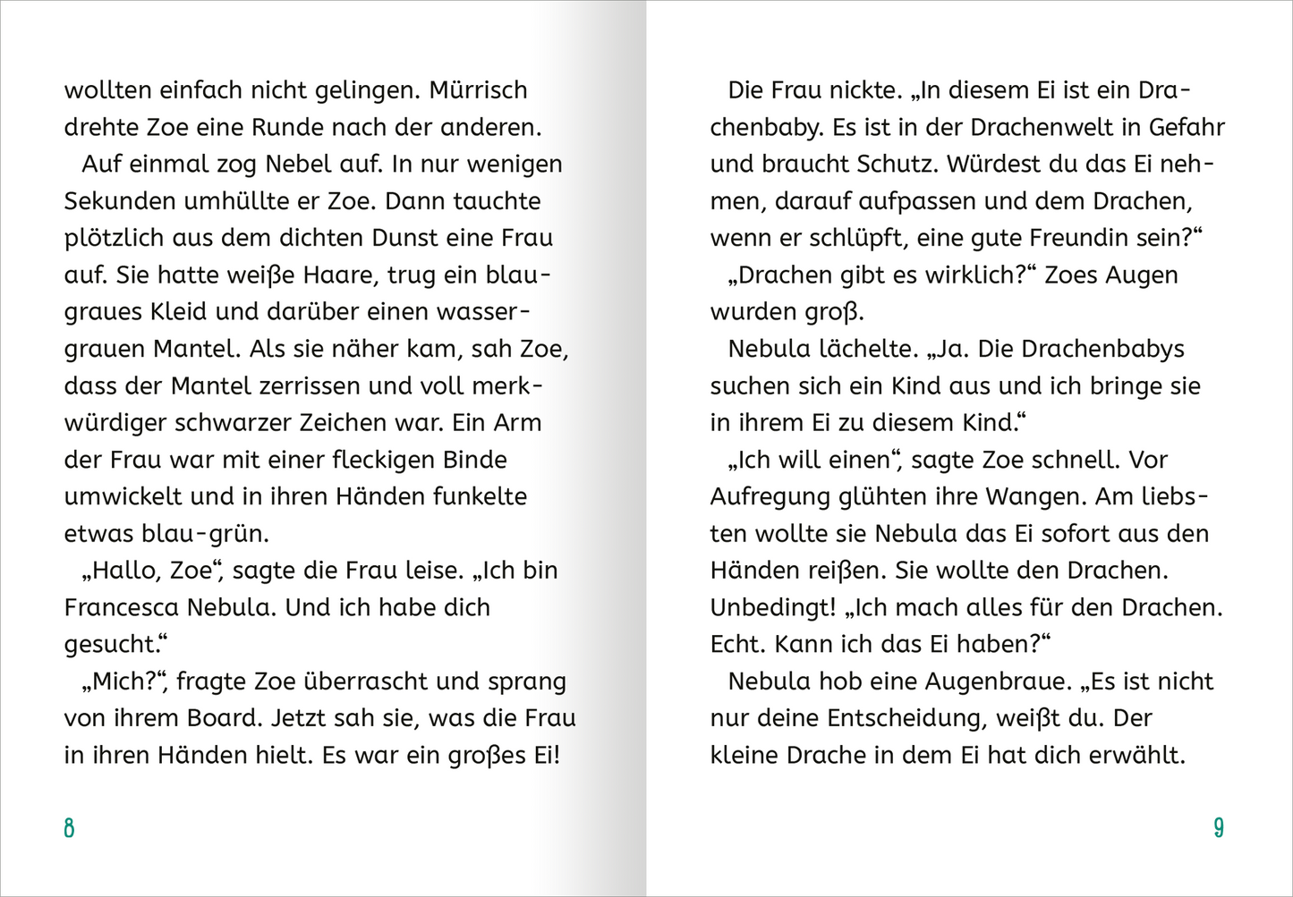 Gezeigt wird eine Innen- oder Zusatzansicht von „Retter der Drachen – Leuchte wie ein Kristall!“. Die Seiten sind in einem klaren, gut lesbaren Layout gestaltet, mit einer großen, modernen Schriftart in Schwarz auf hellem Hintergrund. Der Text ist in zwei Spalten aufgeteilt. Ellipsen und Sprechblasen strukturieren die Dialoge. Die Illustrationen zeigen eine Frau mit weißen Haaren, in einem blaugrauen Kleid und einem wasser-grauen Mantel, vor einem nebelverhangenen Hintergrund. Die...