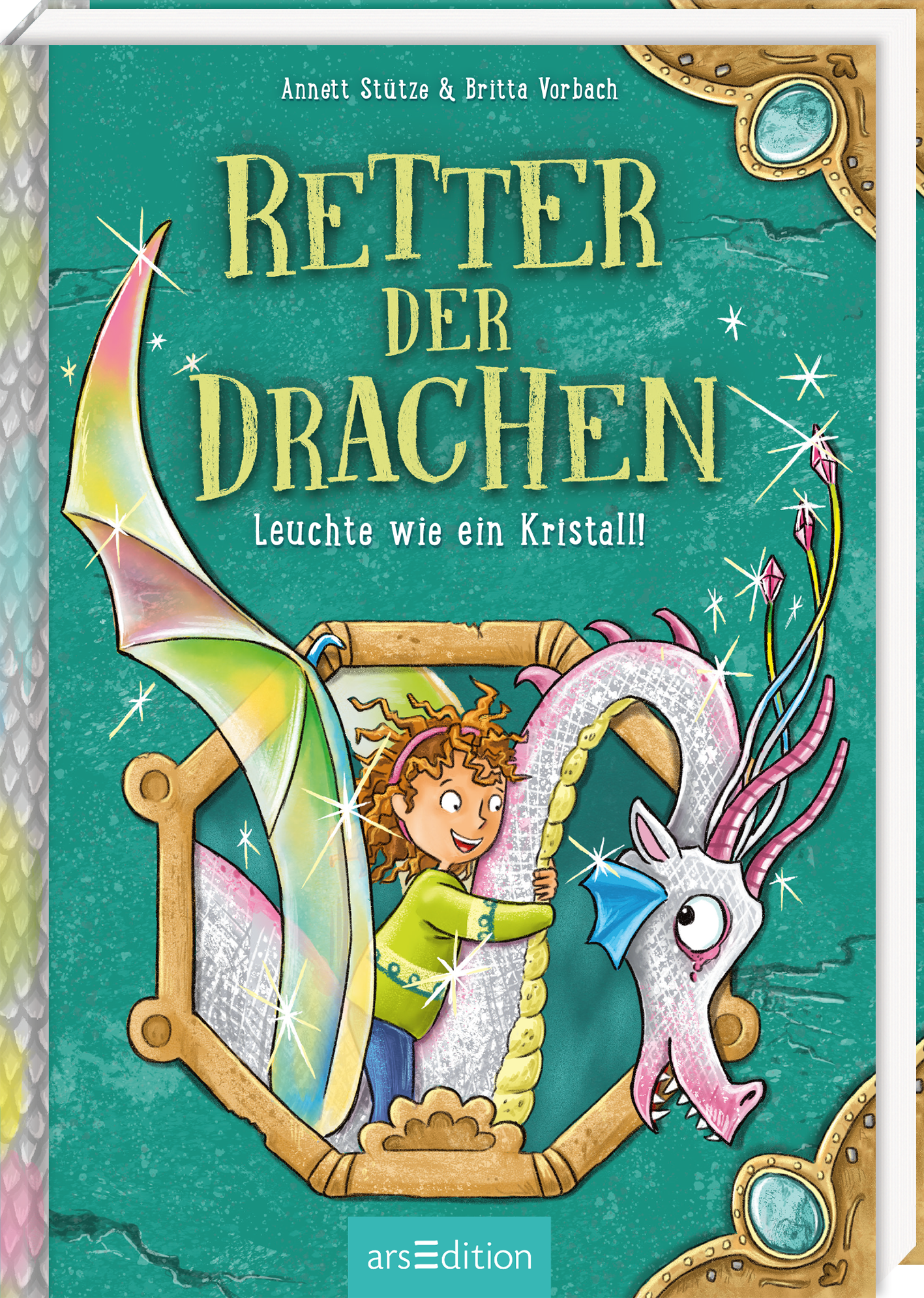 Das Buchcover zeigt einen leuchtend grünen Hintergrund. Im Zentrum prangt der Titel „RETTER DER DRACHEN“ in einer goldenen, verspielten Schrift, begleitet von dem Untertitel „Leuchte wie ein Kristall!“. Im Zentrum steht ein schillernder, heller Drache und ein Mädchen, das auf seinem Rücken sitzt und die Arme um seinen Hals geschlungen hat. Ganz unten mittig steht der Logoschriftzug von arsEdition.