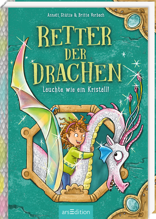 Das Buchcover zeigt einen leuchtend grünen Hintergrund. Im Zentrum prangt der Titel „RETTER DER DRACHEN“ in einer goldenen, verspielten Schrift, begleitet von dem Untertitel „Leuchte wie ein Kristall!“. Im Zentrum steht ein schillernder, heller Drache und ein Mädchen, das auf seinem Rücken sitzt und die Arme um seinen Hals geschlungen hat. Ganz unten mittig steht der Logoschriftzug von arsEdition.