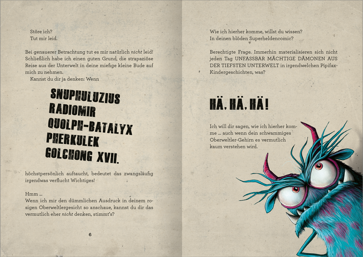 Gezeigt wird eine Innen- oder Zusatzansicht von „Das Buch mit dem Fluch – Mach das weg!“. Die Seiten sind beige mit einem strukturierten Hintergrund. Links befindet sich ein schwarzer, auffälliger Schriftzug in stark stilisierter Typografie. Rechts ist ein türkisgrüner Dämon mit großen, ausdrucksvollen Augen und einem schelmischen Gesichtsausdruck abgebildet. Die Kombination aus verschnörkelter Schrift und lebendigen Farben schafft eine fröhliche und einladende Atmosphäre.