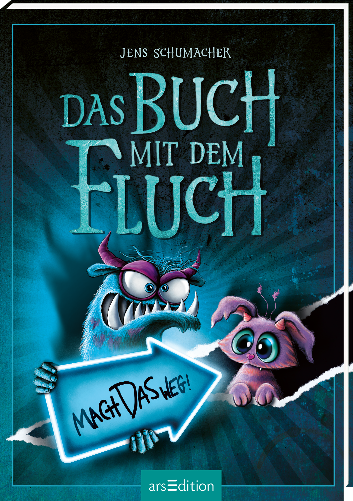 Das Buchcover zeigt im Zentrum einen grinsenden, blauen Dämon mit großen, leuchtenden Augen und gefährlichen Zähnen. Daneben sitzt ein kleines, niedliches Wesen mit großen Augen, das ängstlich wirkt. Der Dämon hält einen Pfeil mit der Aufschrift "Mach das weg!", mit dem er auf das kleine Wesen deutet. Der Titel „Das Buch mit dem Fluch“ ist in auffälligen Buchstaben in Türkis gehalten. Oben ist der Urheber Jens Schumacher genannt. Ganz unten mittig steht der...