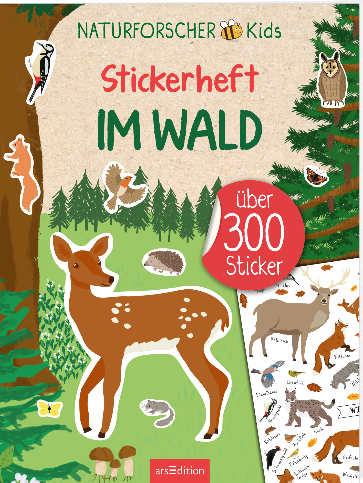 Das Buchcover zeigt eine bunte, kindgerechte Illustration eines Waldes mit verschiedenen Tieren. In der Mitte steht ein niedliches Rehkitz, umgeben von weiteren Waldbewohnern wie Eichhörnchen und Vögeln. Der Titel „Stickerheft IM WALD“ ist in kräftigen, verspielten Buchstaben gehalten. Ein roter Sticker weist auf „über 300 Sticker“ hin. Oben links steht der Titel „NATURFORSCHER Kids“. Ganz unten mittig steht der Logoschriftzug von arsEdition.