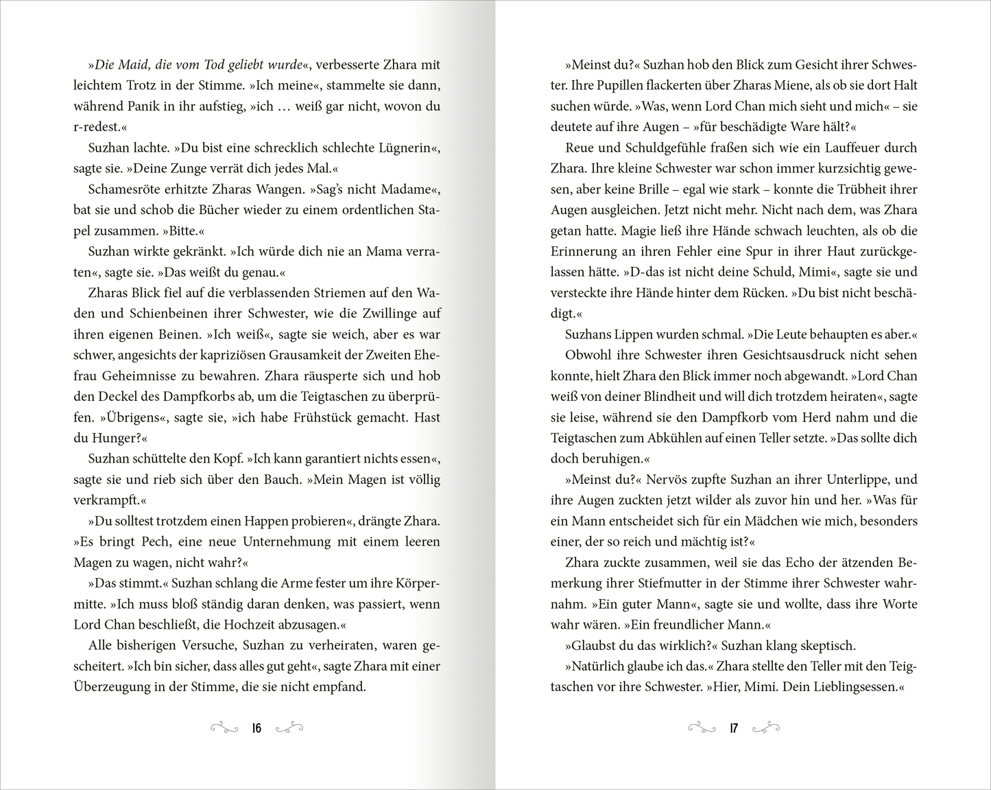 Gezeigt wird eine Innen- oder Zusatzansicht von „Zhara – Hüter der Morgenröte“. Die Seiten sind in hellem Weiß gehalten mit schwarzer Schrift. Die Typografie ist klar und gut lesbar, wobei die Absätze deutlich voneinander getrennt sind. Es sind geteilte Seiten zu sehen, die Dialoge zwischen den Charakteren zeigen. Cursive Schriftzüge heben bestimmte Wörter hervor, während die bildlichen Beschreibungen lebendige, emotionale Szenen hervorrufen. Die Gesamtgestaltung vermittelt eine...