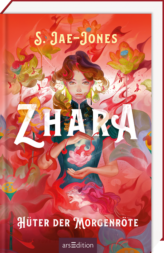 Das Buchcover zeigt eine lebhafte Illustration in leuchtenden Rottönen, die mit floralen Motiven und schwungvollen Farben angereichert ist. Im Mittelpunkt steht eine weibliche Figur in traditioneller Kleidung, die eine kraftvolle Ausstrahlung hat. Der Titel „ZHARA“ ist in großen, weißen Buchstaben prominent platziert, darunter der Untertitel „Hüter der Morgenröte“ in etwas kleinerer Schrift. Oben links ist der Name der Autorin, S. Jae-Jones, abgedruckt. Ganz unten mittig steht der...