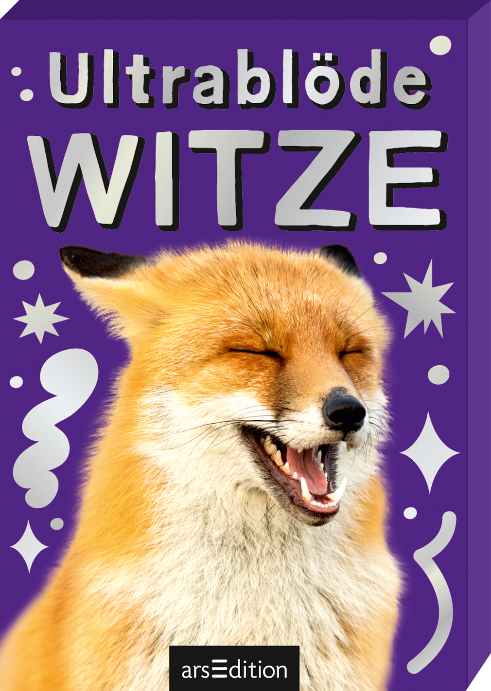 Zu sehen ist die 3D-Ansicht des Titels. Das Cover der Kartenbox zeigt einen fotorealistisch lachenden Fuchs vor einem leuchtend lila Hintergrund. In großformatiger, silberner Typografie steht „ULTRABLÖDE WITZE“ oben auf dem Cover. Um den Fuchs herum sind einige Verzierungen in Silber verteilt, die eine fröhliche Atmosphäre vermitteln. Ganz unten mittig steht der Logoschriftzug von arsEdition.