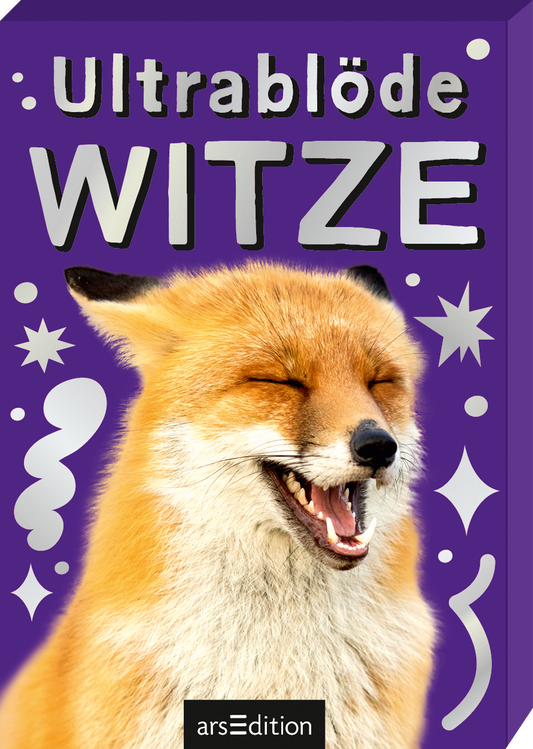 Zu sehen ist die 3D-Ansicht des Titels. Das Cover der Kartenbox zeigt einen fotorealistisch lachenden Fuchs vor einem leuchtend lila Hintergrund. In großformatiger, silberner Typografie steht „ULTRABLÖDE WITZE“ oben auf dem Cover. Um den Fuchs herum sind einige Verzierungen in Silber verteilt, die eine fröhliche Atmosphäre vermitteln. Ganz unten mittig steht der Logoschriftzug von arsEdition.