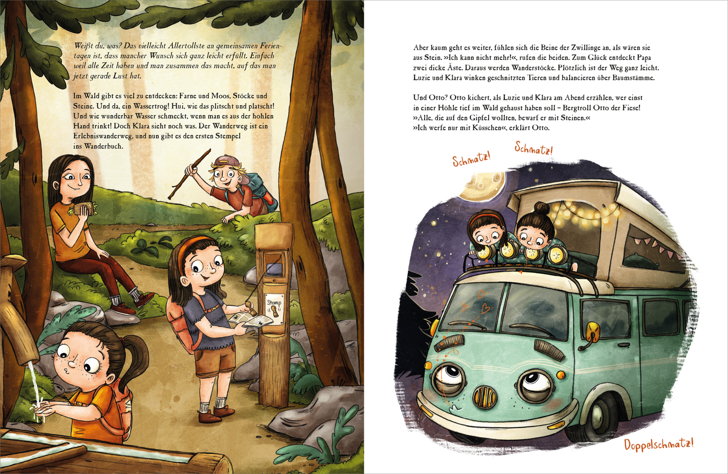 Gezeigt wird eine Innen- oder Zusatzansicht von „OTTO fährt los – Ein Sommer in den Bergen“. Die Illustration zeigt eine lebendige, farbenfrohe Szene in der Natur, mit zwei Kindern und zwei Erwachsenen, die gerade eine Wanderung machen. Die braunhaarige Mama beißt von einem Brot ab, der blonde Vater findet einen Wanderstock, das braunhaarige Mädchen macht einen Stempel in ein Stempelheft und das andere braunhaarige Mädchen trinkt Wasser aus dem Brunnen. Die rechte Seite präsentiert...