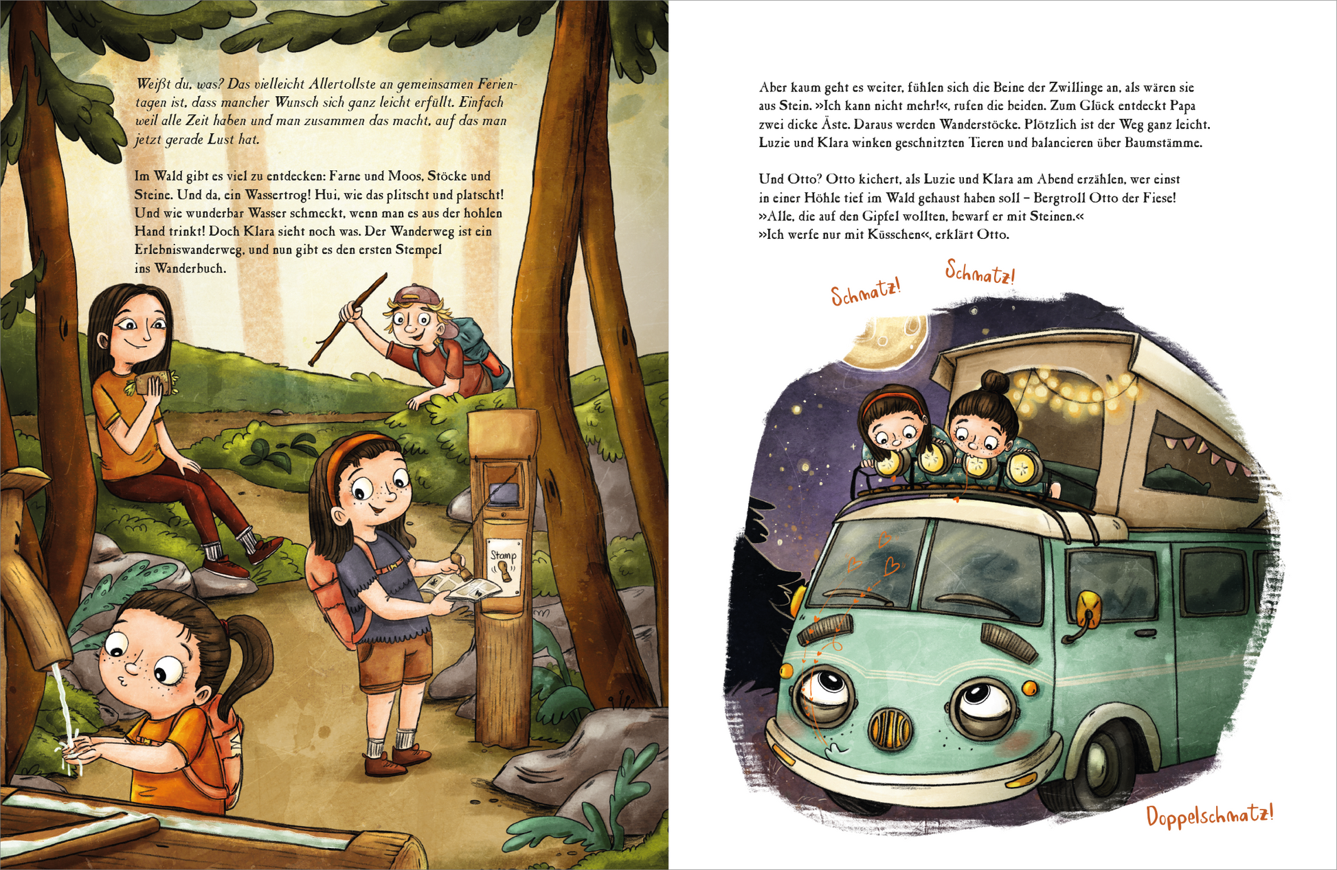 Gezeigt wird eine Innen- oder Zusatzansicht von „OTTO fährt los – Ein Sommer in den Bergen“. Die Illustration zeigt eine lebendige, farbenfrohe Szene in der Natur, mit zwei Kindern und zwei Erwachsenen, die gerade eine Wanderung machen. Die braunhaarige Mama beißt von einem Brot ab, der blonde Vater findet einen Wanderstock, das braunhaarige Mädchen macht einen Stempel in ein Stempelheft und das andere braunhaarige Mädchen trinkt Wasser aus dem Brunnen. Die rechte Seite präsentiert...