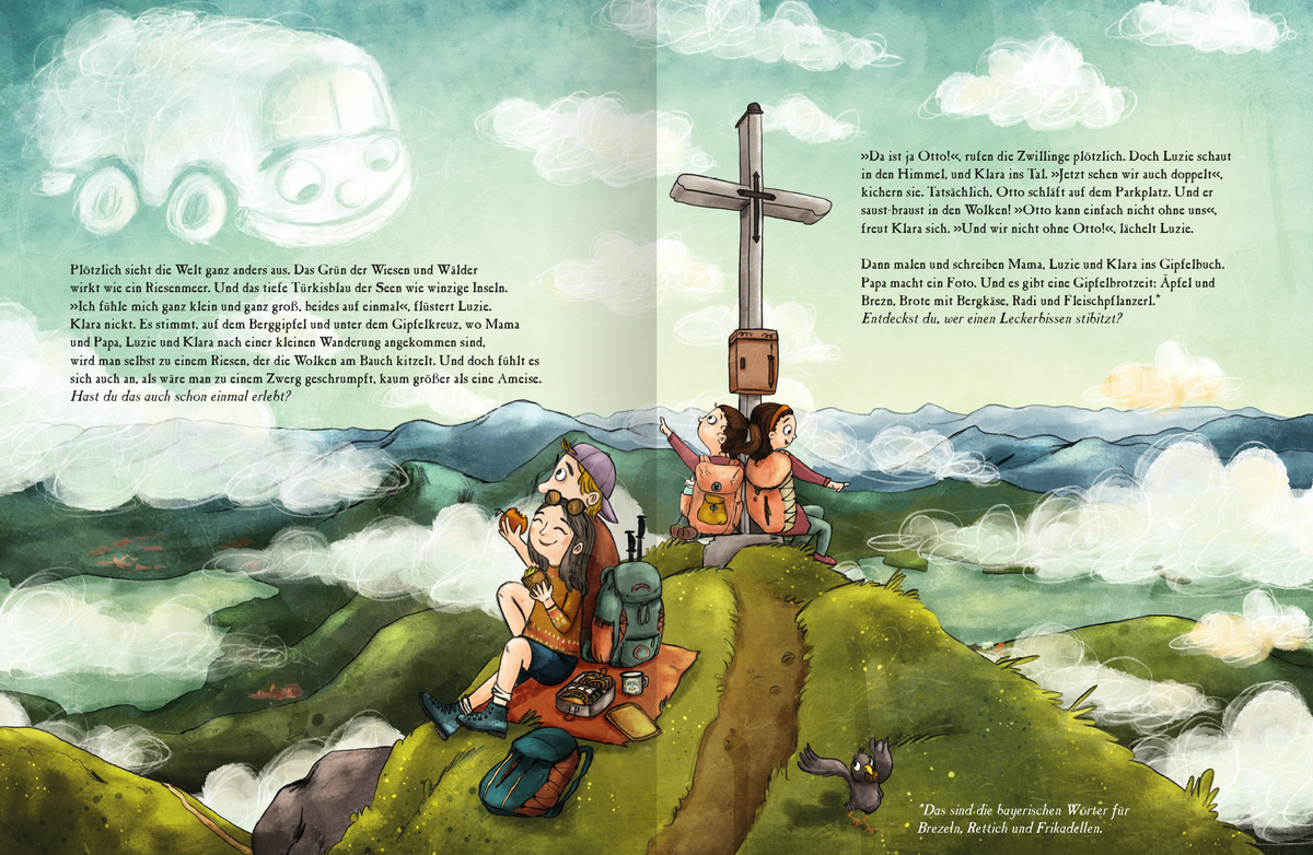 Gezeigt wird eine Innen- oder Zusatzansicht von „OTTO fährt los – Ein Sommer in den Bergen“. Die Illustration zeigt eine malerische Berglandschaft mit sanften grünen Hügeln und einem blauen Himmel, durchzogen von weißen Wolken. Im Vordergrund sitzen zwei Kinder und zwei Erwachsene, ein Mann und eine Frau, auf einem Berggipfel mit Gipfelkreuz. Sie machen dort Brotzeit mit Brotdosen. Die Farben sind lebhaft und freundlich, während die Typografie kindgerecht und verspielt gestaltet ist.
