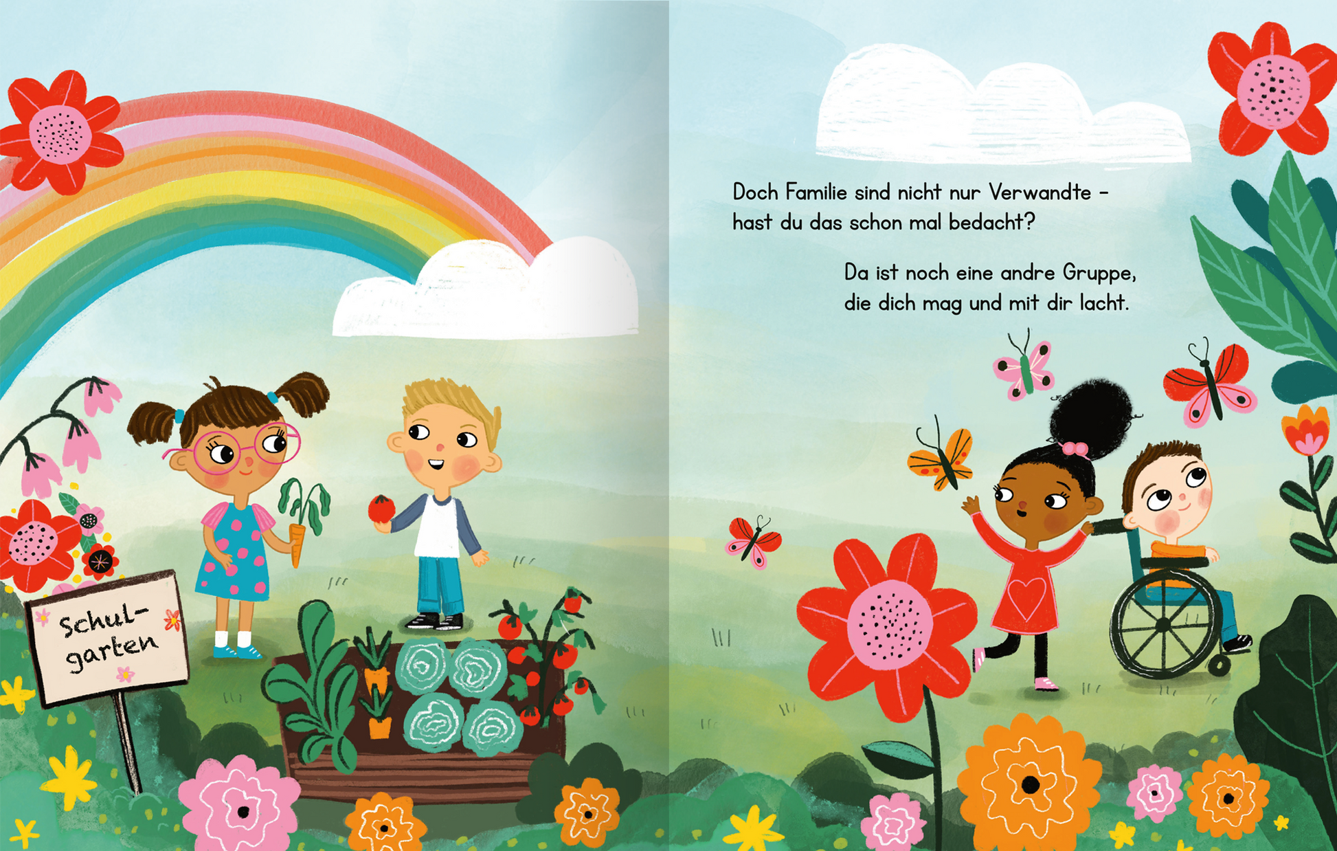 Gezeigt wird eine Innenansicht von „Unsere Klasse ist wie eine Familie“. Auf der Doppelseite ist eine bunte Gartenlandschaft mit strahlendem Regenbogen und blühenden Blumen zu sehen. Zwei Kinder, ein Mädchen mit Zöpfen und ein Junge, halten Blumen in der Hand. Daneben steht ein weiteres Kind im Rollstuhl, während ein weiteres Mädchen fröhlich zu sehen ist. Der Text ist in freundlicher, runder Schrift gesetzt und lädt zur Reflexion über Freundschaft und Gemeinschaft ein.
