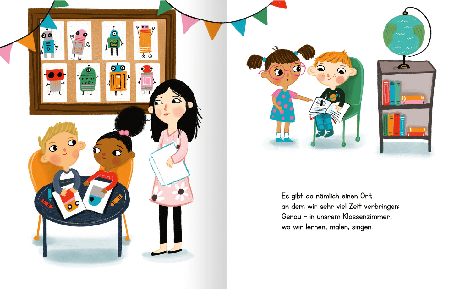 Gezeigt wird eine Innen- oder Zusatzansicht von „Unsere Klasse ist wie eine Familie“. Die Illustration zeigt vier Kinder, die in einem freundlichen Klassenzimmer interagieren. Im Hintergrund hängen bunte Bilder an einer Wand, während eine Weltkugel und ein Bücherregal auf der rechten Seite sichtbar sind. Die Farben sind lebhaft und fröhlich, mit einer Kombination aus Gelb, Grün und Rot. Die Typografie ist kindgerecht und klar.