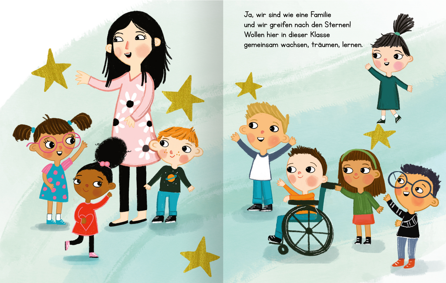 Gezeigt wird eine Innen- oder Zusatzansicht von „Unsere Klasse ist wie eine Familie“. Die Illustration zeigt eine fröhliche Lehrerin mit langen, dunklen Haaren, die in einem rosa Kleid steht und auf eine Gruppe von Kindern zeigt. Die Kinder, unterschiedlich in Geschlecht und Ethnie, zeigen Freude und Neugier. Sie tragen bunte Kleidung und stehen vor einer sanften, hellblauen Hintergrundfarbe, geschmückt mit goldenen Sternen. Die Schrift ist verspielt, freundlich und farbenfroh, um das...