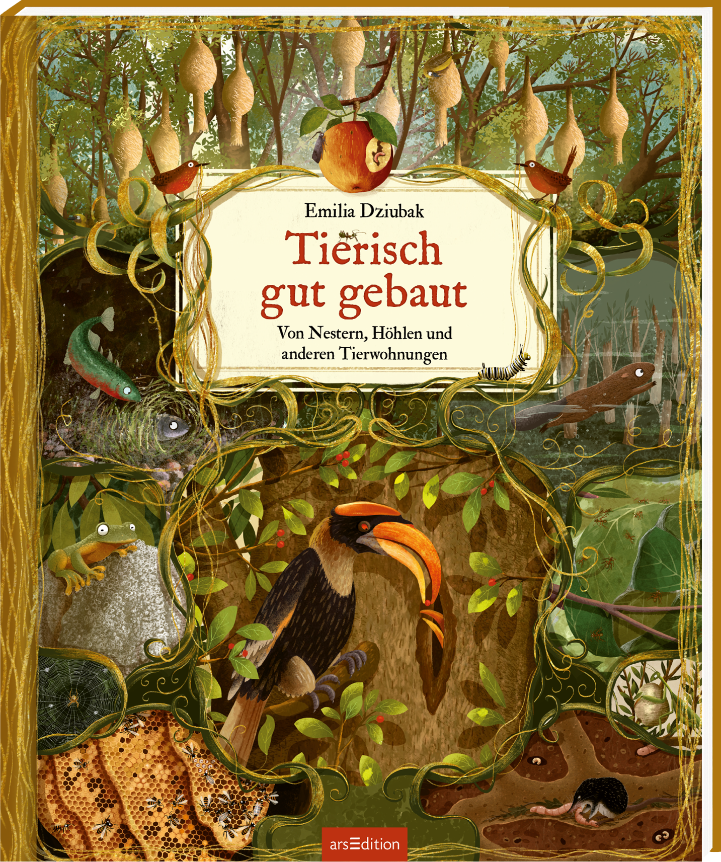 Das Buchcover zeigt eine lebendige, detailreiche Waldszene mit verschiedenen Tieren und tierischen Behausungen. Im Mittelpunkt der Komposition steht ein stilisierter Apfel mit Vögeln, umgeben von Pflanzen und Tieren wie einem Frosch und einem Hornvogel. Die Farben sind hauptsächlich warm und erdig gehalten, mit vielen Grüntönen. Der Titel „Tierisch gut gebaut“ ist zentral platziert in einer verspielten roten Schrift, darunter steht „Von Nestern, Höhlen und anderen Tierwohnungen“....
