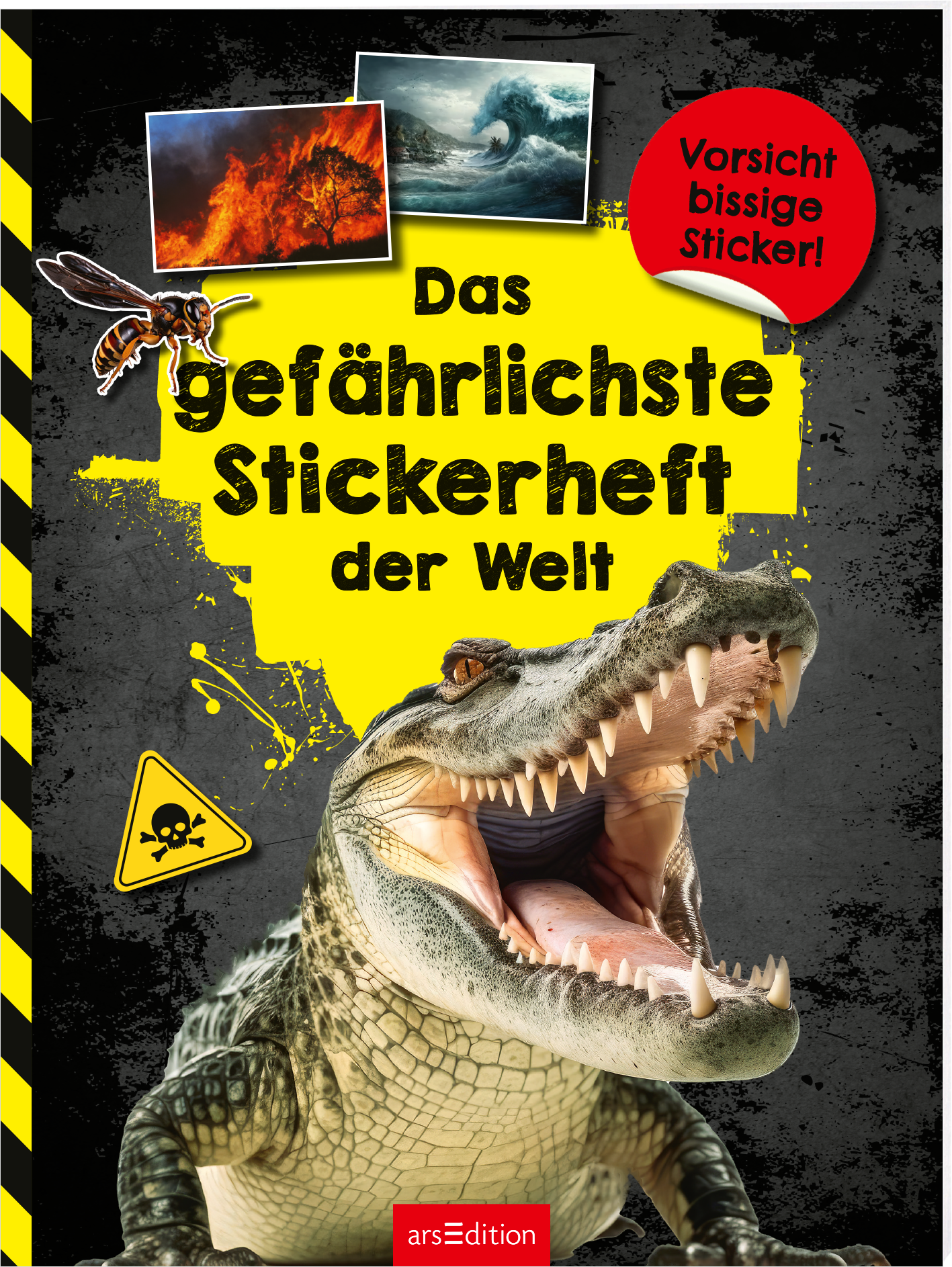 Das Cover zeigt einen beeindruckenden Krokodilkopf mit weit geöffnetem Maul, dessen Zähne gut sichtbar sind. Der Hintergrund in leuchtendem Gelb wird von schwarzen, gefährlich wirkenden Warnstreifen eingefasst. Oben rechts ist ein roter Aufkleber mit der Aufschrift „Vorsicht bissige Sticker!“ platziert. In großen, schwarzen Buchstaben steht der Titel „Das gefährlichste Stickerheft der Welt“ gut lesbar in der Mitte. Das Design vermittelt ein abenteuerliches und aufregendes Gefühl....