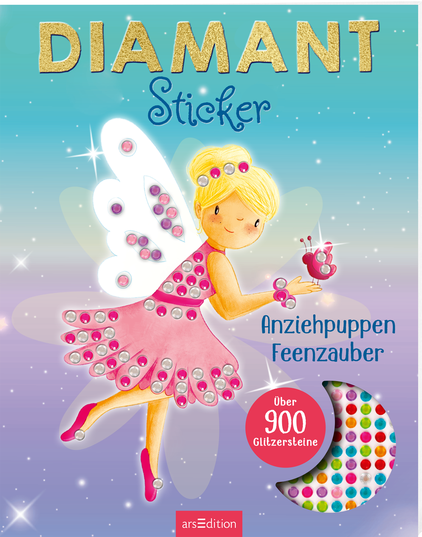 Zu sehen ist die 3D-Ansicht des Titels. Das Cover zeigt eine stilisierte, fröhliche Fee mit blonden Haaren und Schmetterlingsflügeln. Sie trägt ein pinkes Kleid, das mit bunten, glitzernden Stickern verziert ist. Im oberen Bereich steht in goldener Schrift „DIAMANT Sticker“. Darunter prangt der Titel „Anziehpuppen Feenzauber“. In der unteren Ecke befindet sich ein Button mit dem Text „Über 900 Glitzersterne“. Die Hintergrundfarbe ist ein sanftes Pastellblau mit funkelnden...