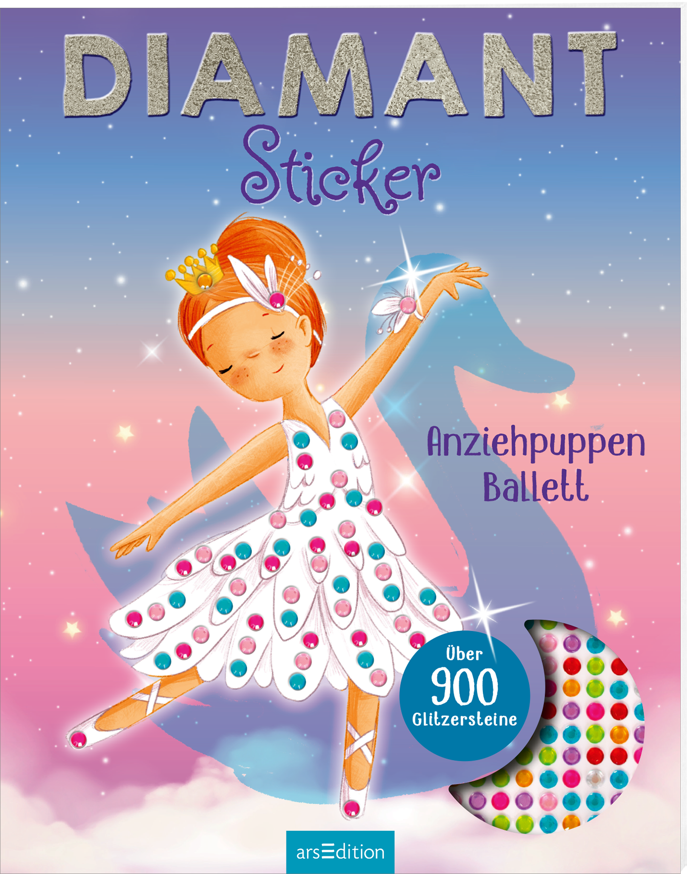 Zu sehen ist die 3D-Ansicht des Titels. Das Buchcover zeigt ein Mädchen in einem weißen Ballettkleid mit bunten Glitzersteinen und einer goldenen Krone. Der Hintergrund verläuft sanft von Lila zu Hellblau und vermittelt eine traumhafte Atmosphäre. Der Titel „DIAMANT Sticker“ ist in funkelnden Buchstaben in der oberen Hälfte zu sehen. Unterhalb steht „Anziehpuppen Ballett“ in dunkler Schrift. In der unteren Ecke des Covers befindet sich ein Kreis mit dem Text „Über 900...